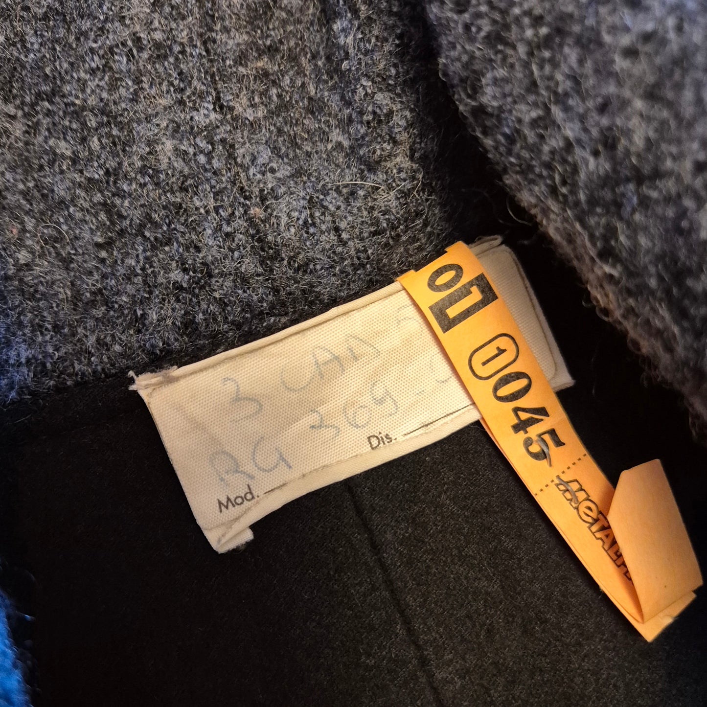 Cappotto con frange a onde - prototipo Romeo Gigli