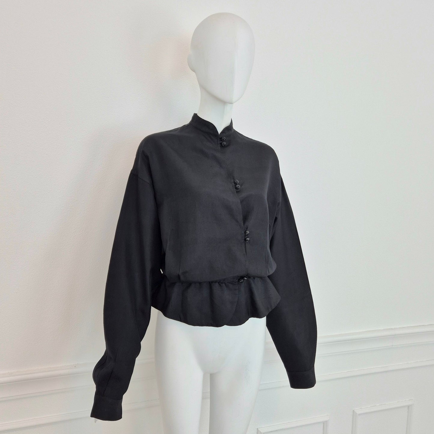 Romeo Gigli | Camicia nera con bottoncini e balza sul fondo