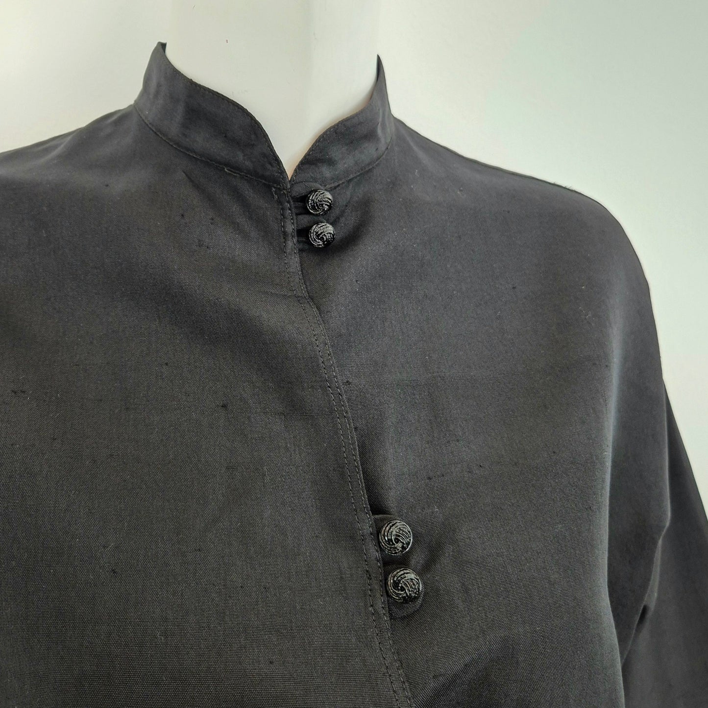 Romeo Gigli | Camicia nera con bottoncini e balza sul fondo