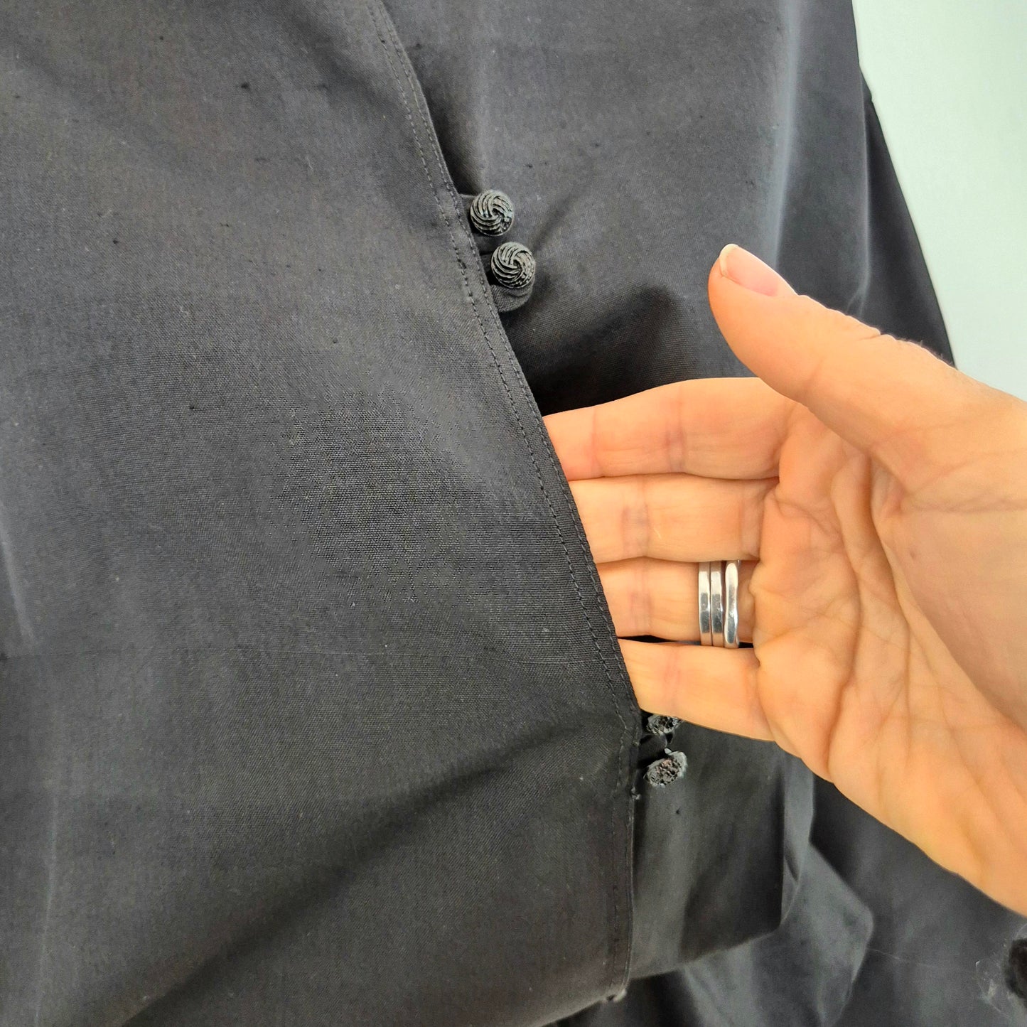 Romeo Gigli | Camicia nera con bottoncini e balza sul fondo