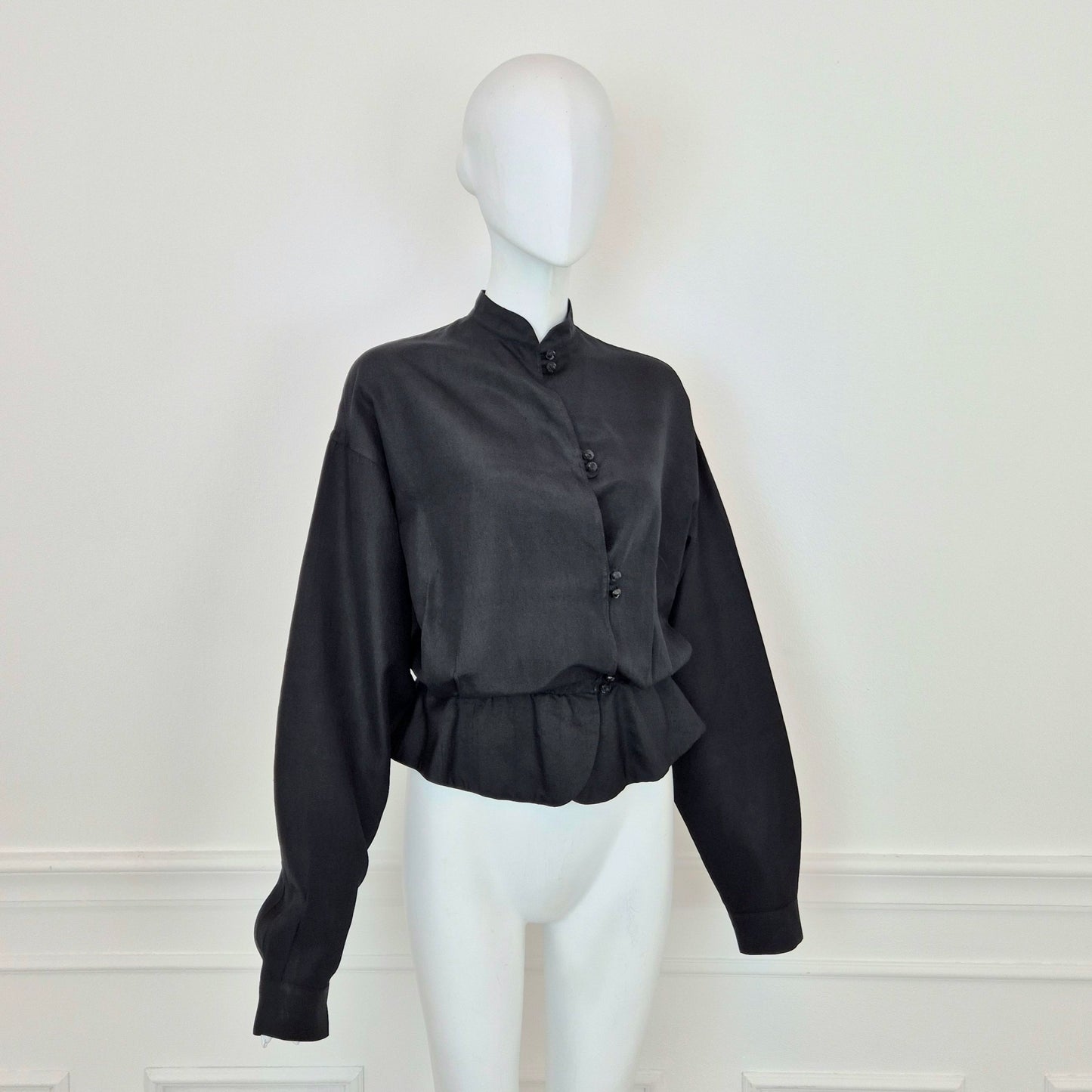 Romeo Gigli | Camicia nera con bottoncini e balza sul fondo