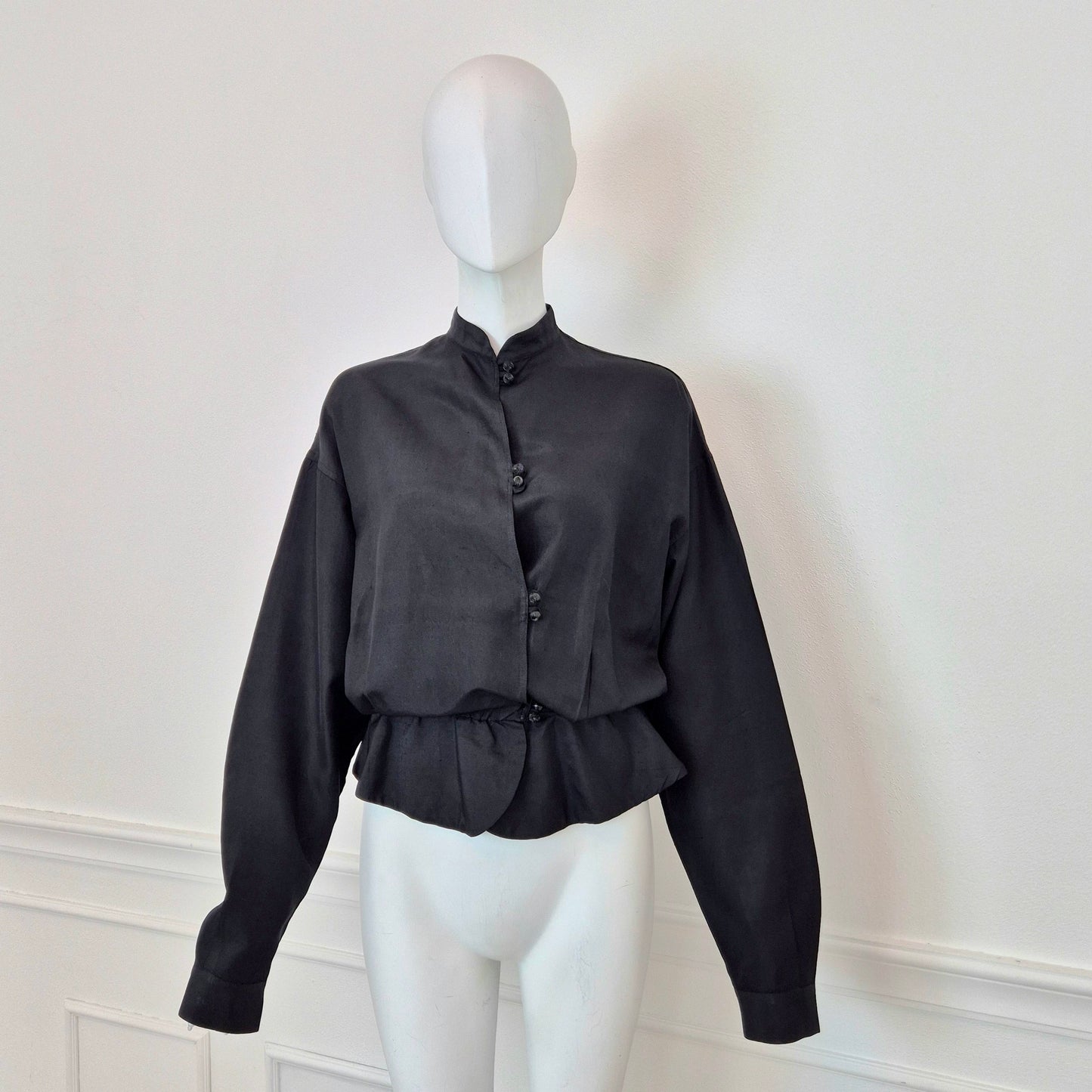 Romeo Gigli | Camicia nera con bottoncini e balza sul fondo