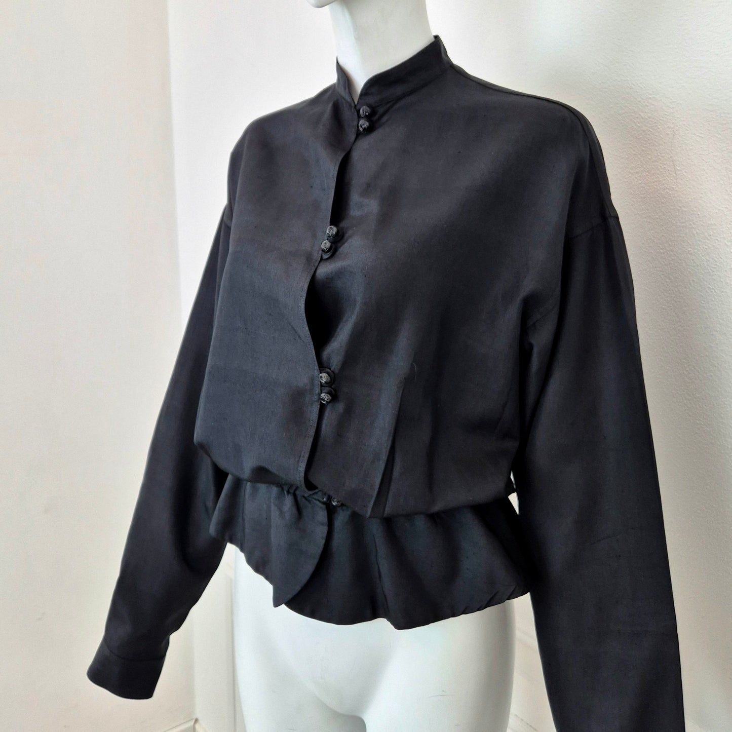 Romeo Gigli | Camicia nera con bottoncini e balza sul fondo