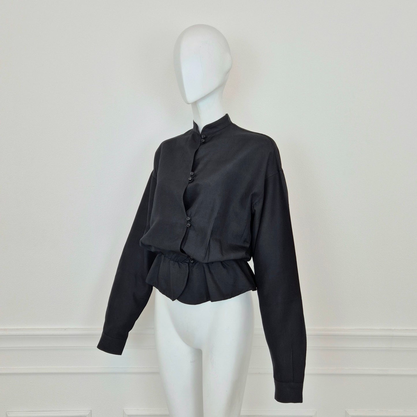 Romeo Gigli | Camicia nera con bottoncini e balza sul fondo