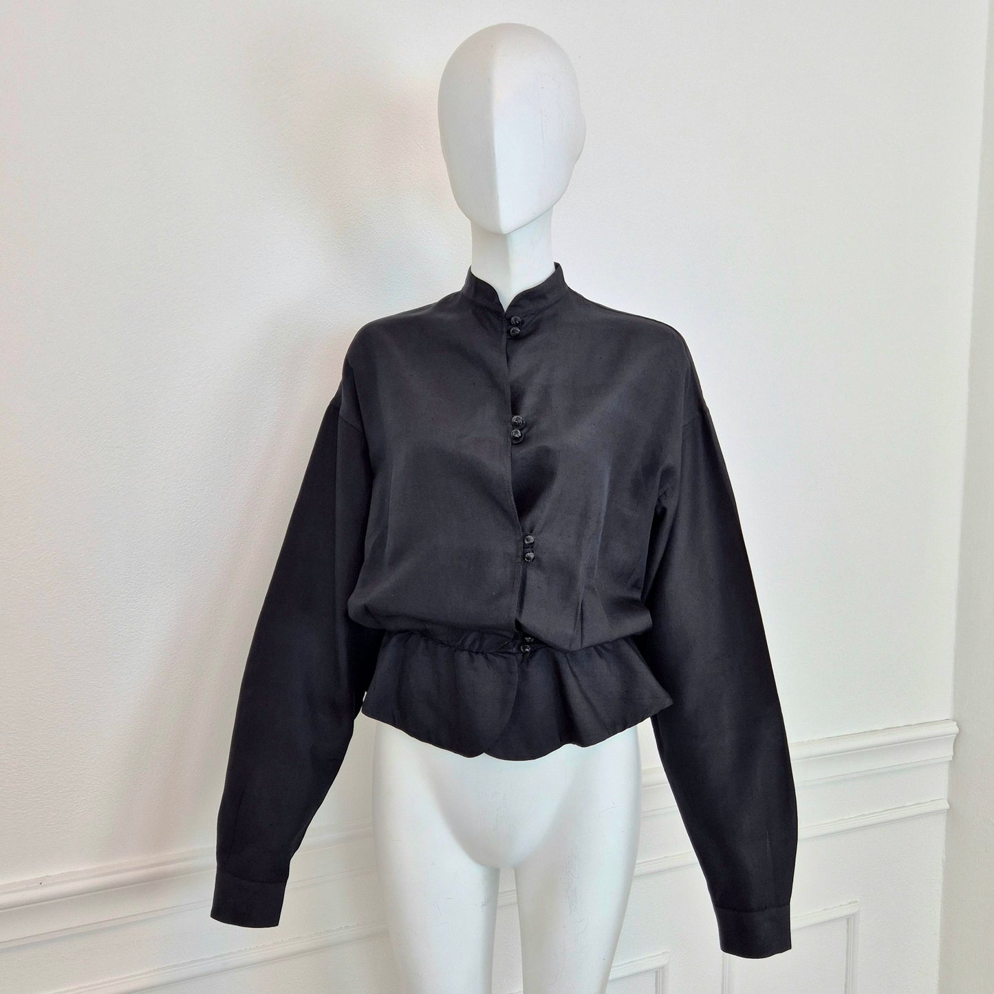 Romeo Gigli | Camicia nera con bottoncini e balza sul fondo
