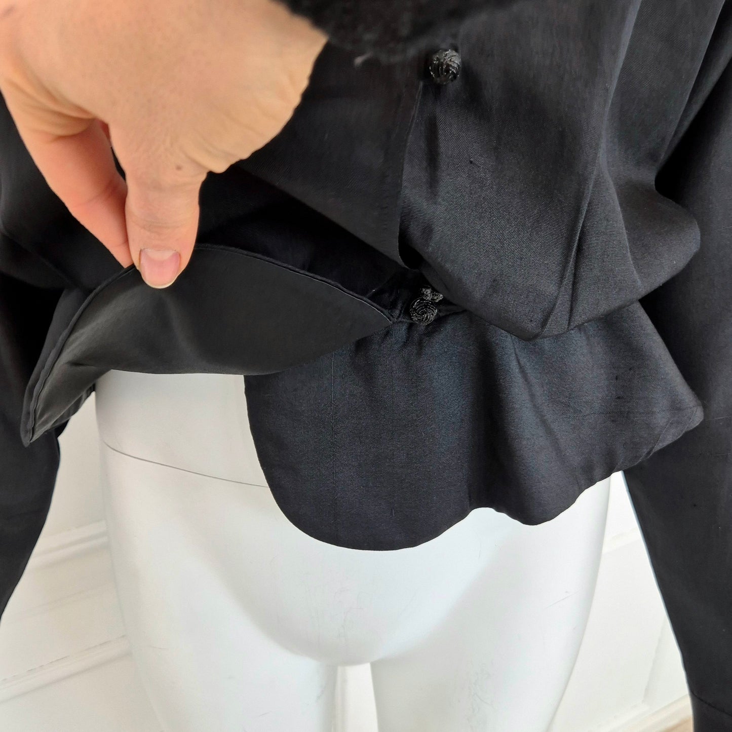 Romeo Gigli | Camicia nera con bottoncini e balza sul fondo