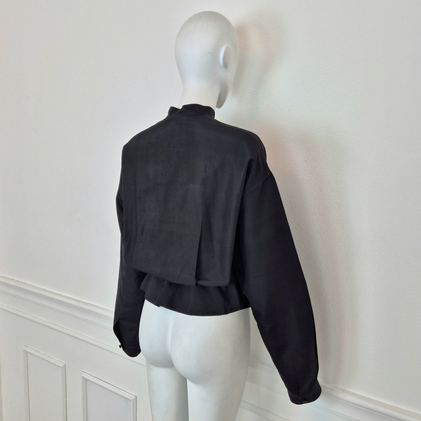 Romeo Gigli | Camicia nera con bottoncini e balza sul fondo