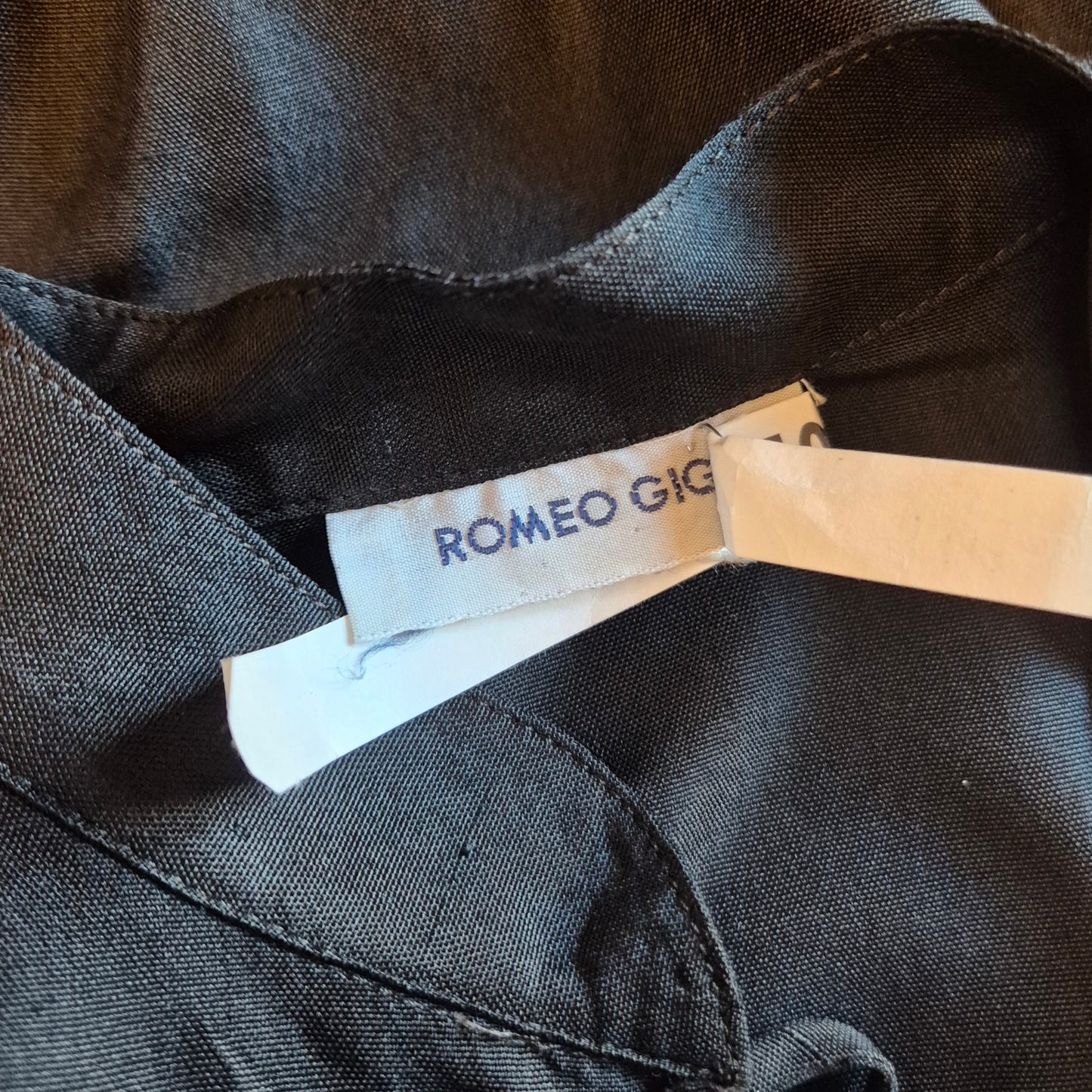 Romeo Gigli | Camicia nera con bottoncini e balza sul fondo
