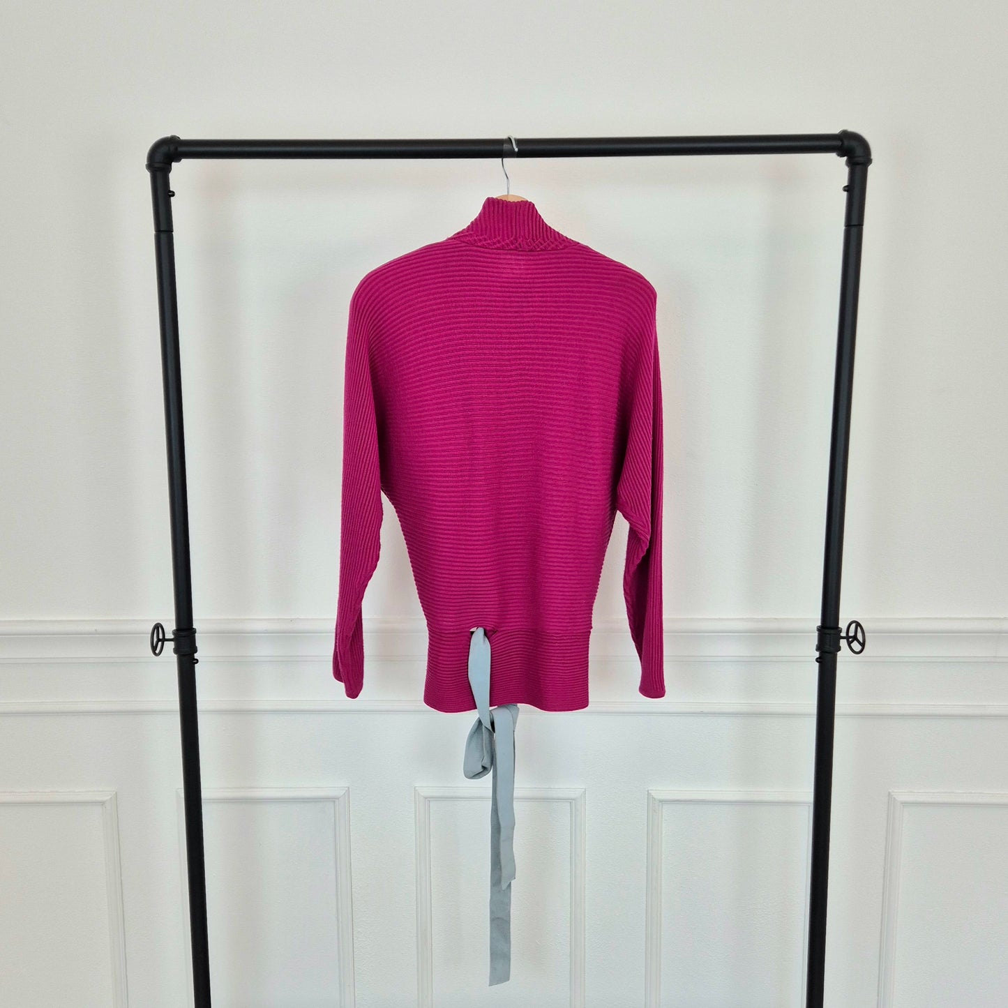 Gianfranco Ferré | Maglioncino fucsia con cintura in suede azzurra