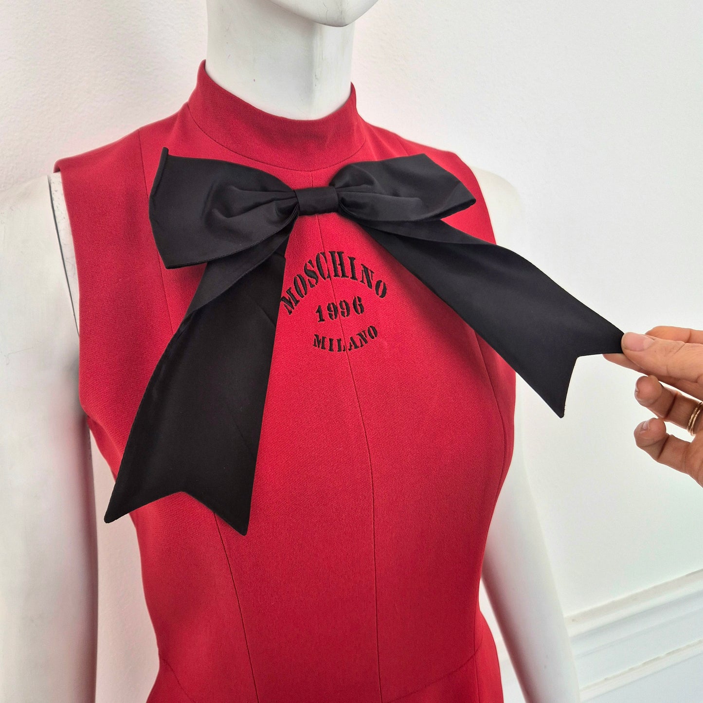 Moschino | Abito tubino vintage rosso con fiocco nero 1996