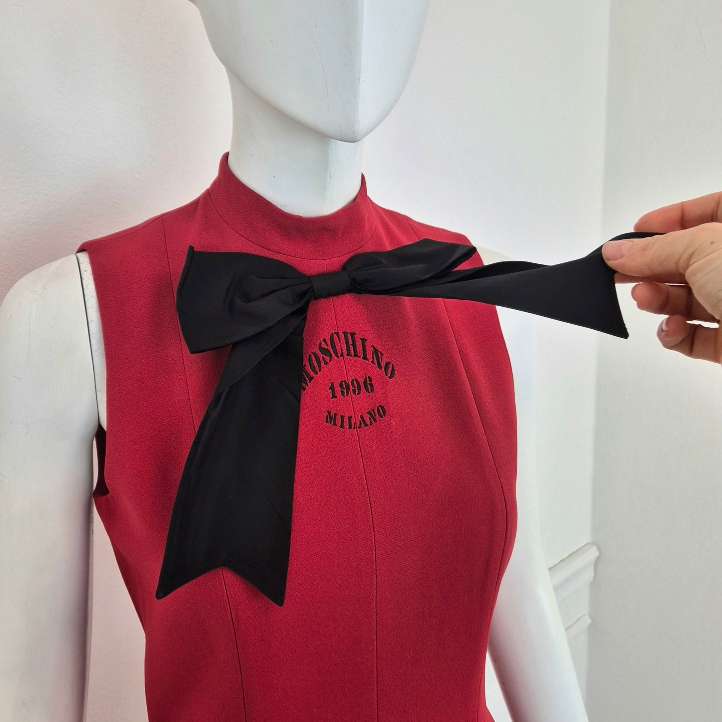 Moschino | Abito tubino vintage rosso con fiocco nero 1996