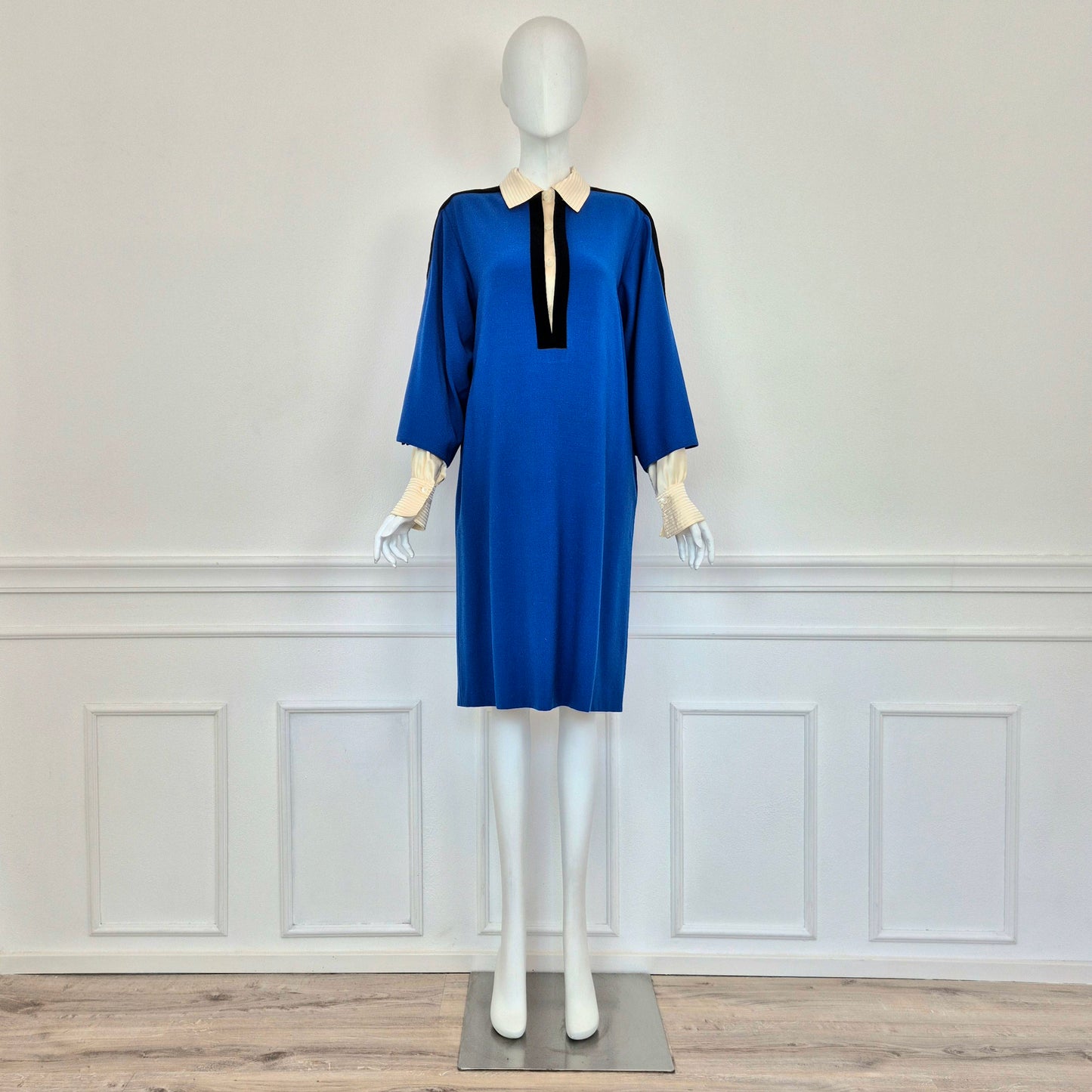 Gianfranco Ferré | Abito in lana blu con maniche e colletto in seta
