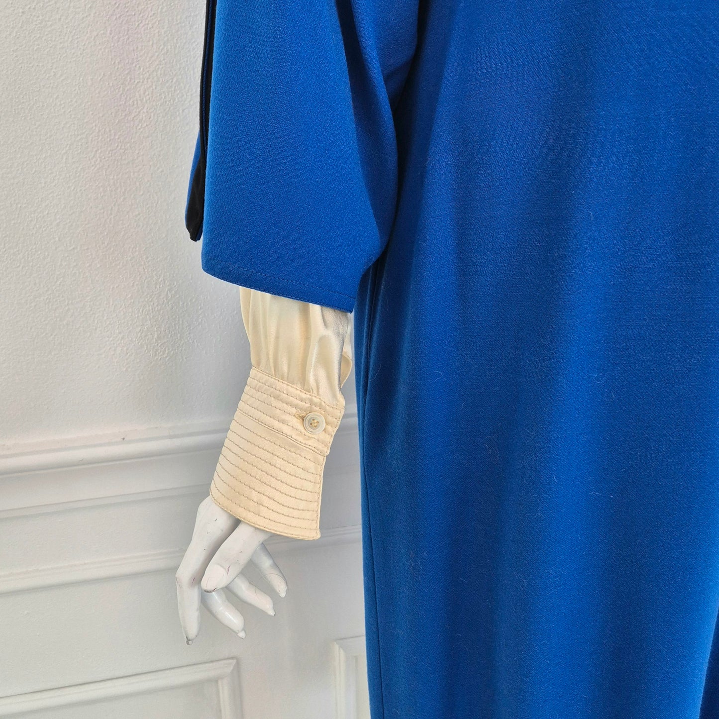 Gianfranco Ferré | Abito in lana blu con maniche e colletto in seta