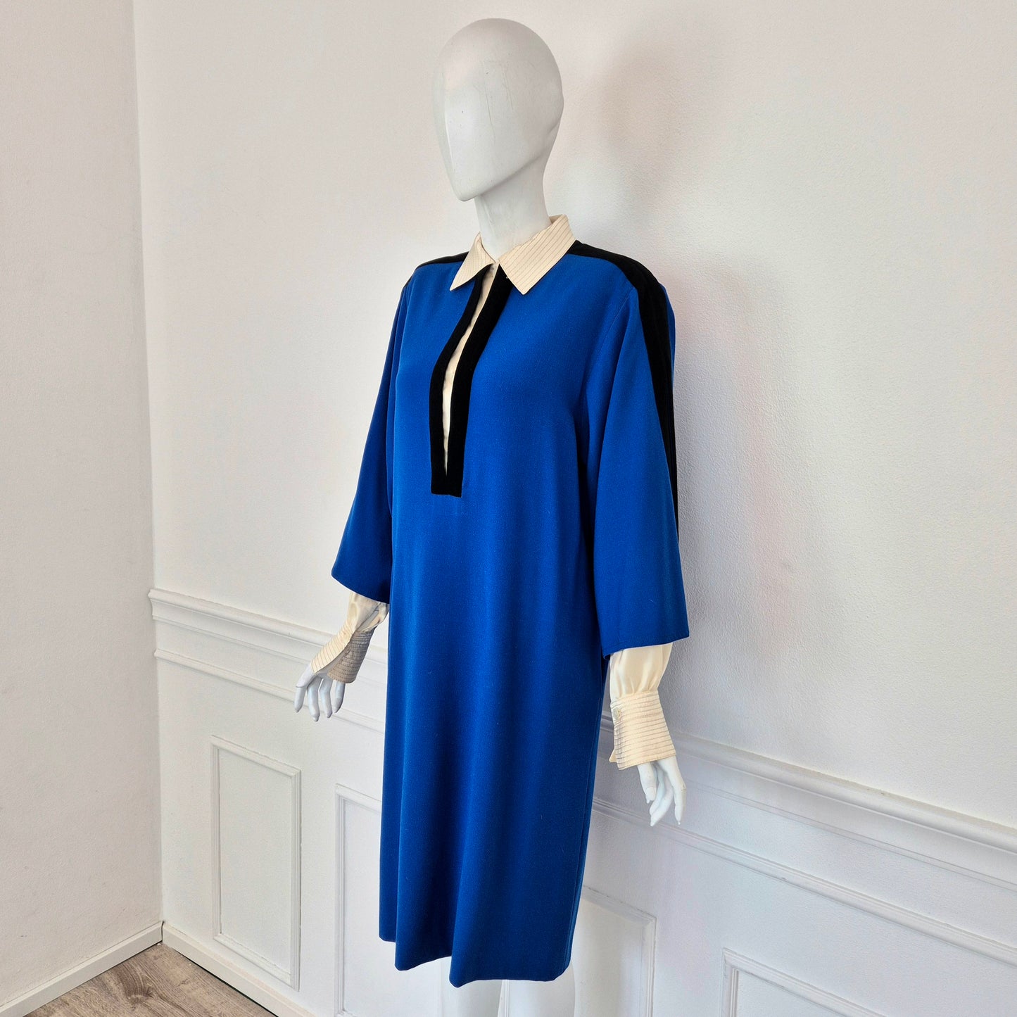 Gianfranco Ferré | Abito in lana blu con maniche e colletto in seta