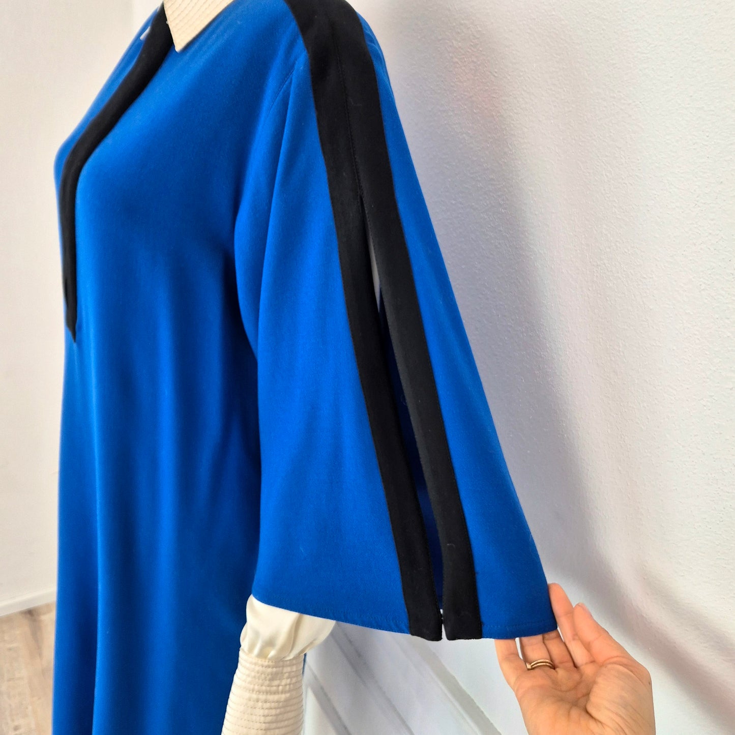 Gianfranco Ferré | Abito in lana blu con maniche e colletto in seta