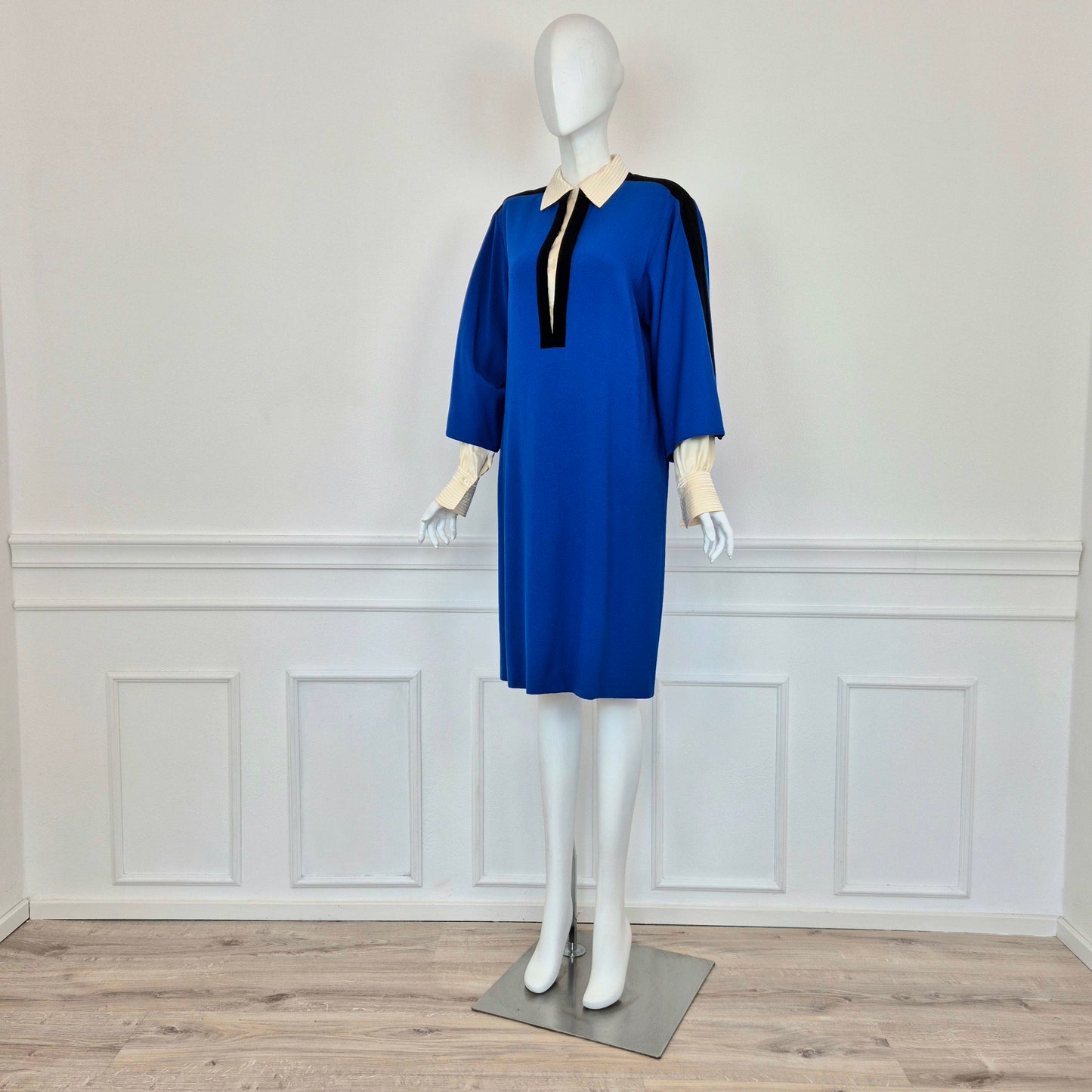 Gianfranco Ferré | Abito in lana blu con maniche e colletto in seta