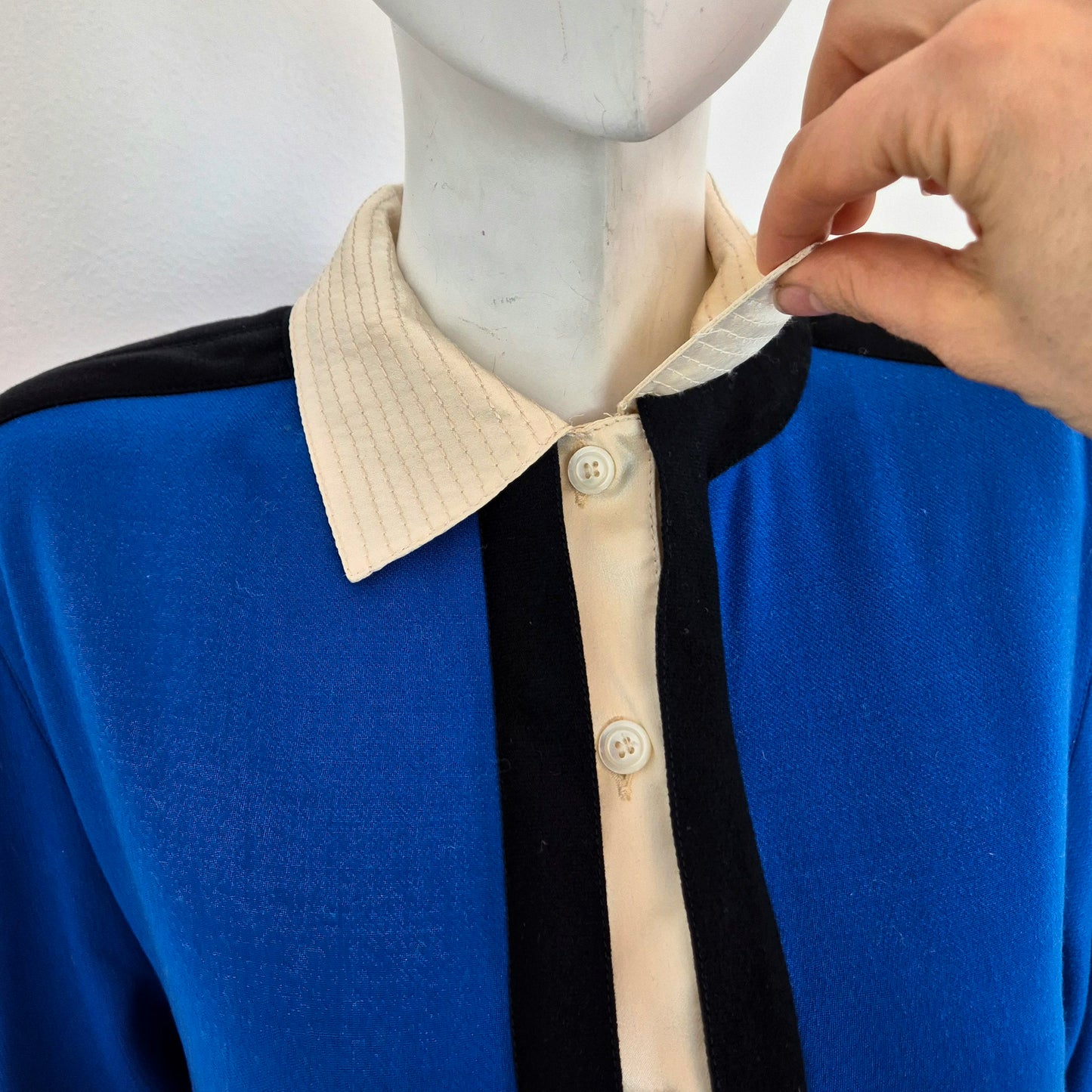 Gianfranco Ferré | Abito in lana blu con maniche e colletto in seta