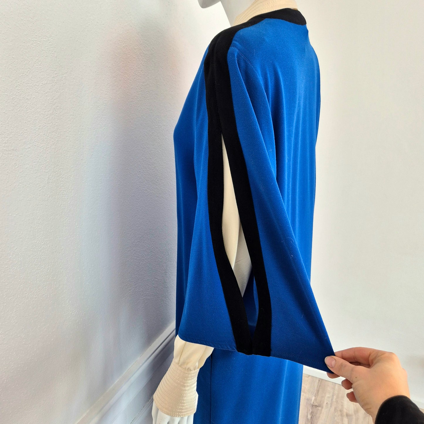 Gianfranco Ferré | Abito in lana blu con maniche e colletto in seta