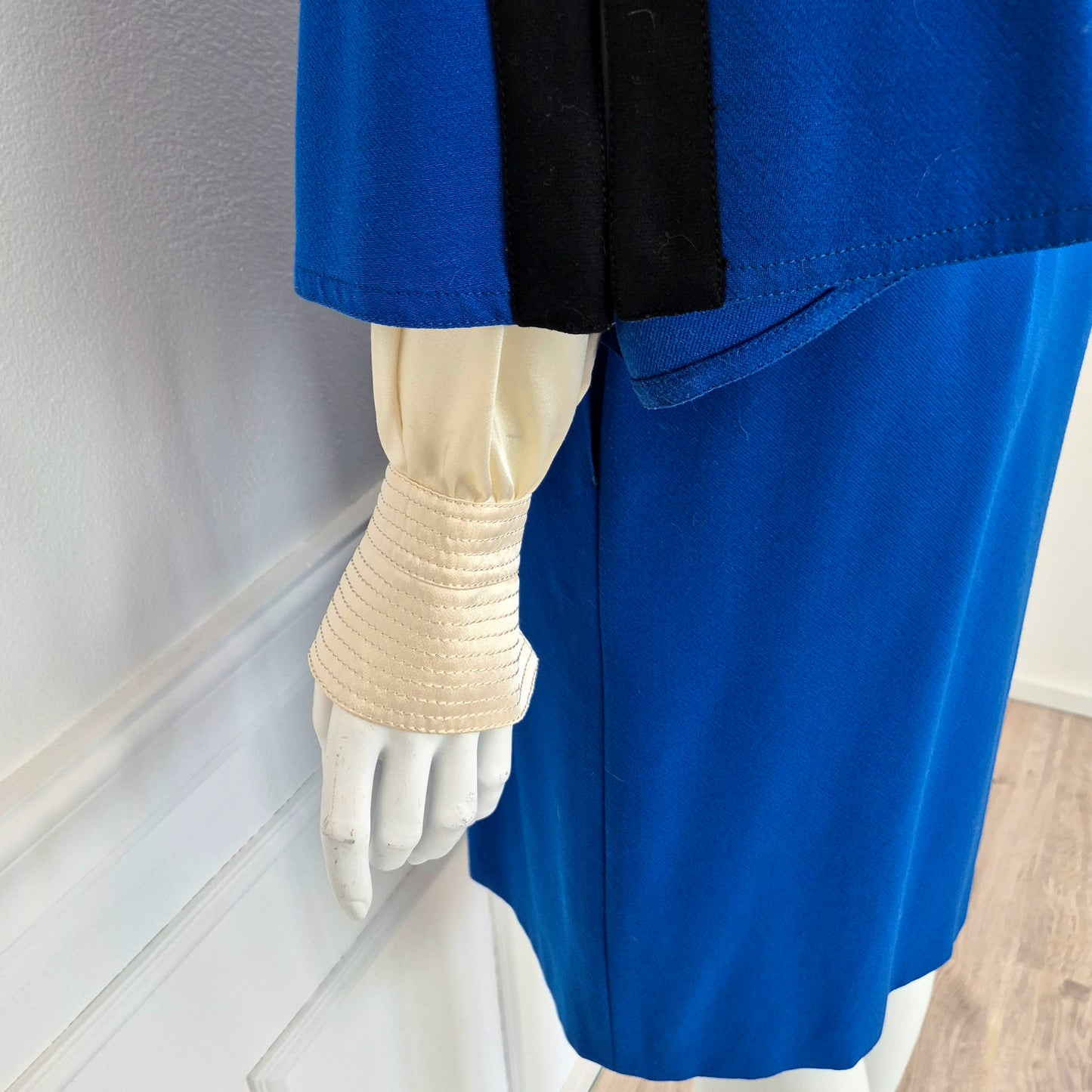 Gianfranco Ferré | Abito in lana blu con maniche e colletto in seta