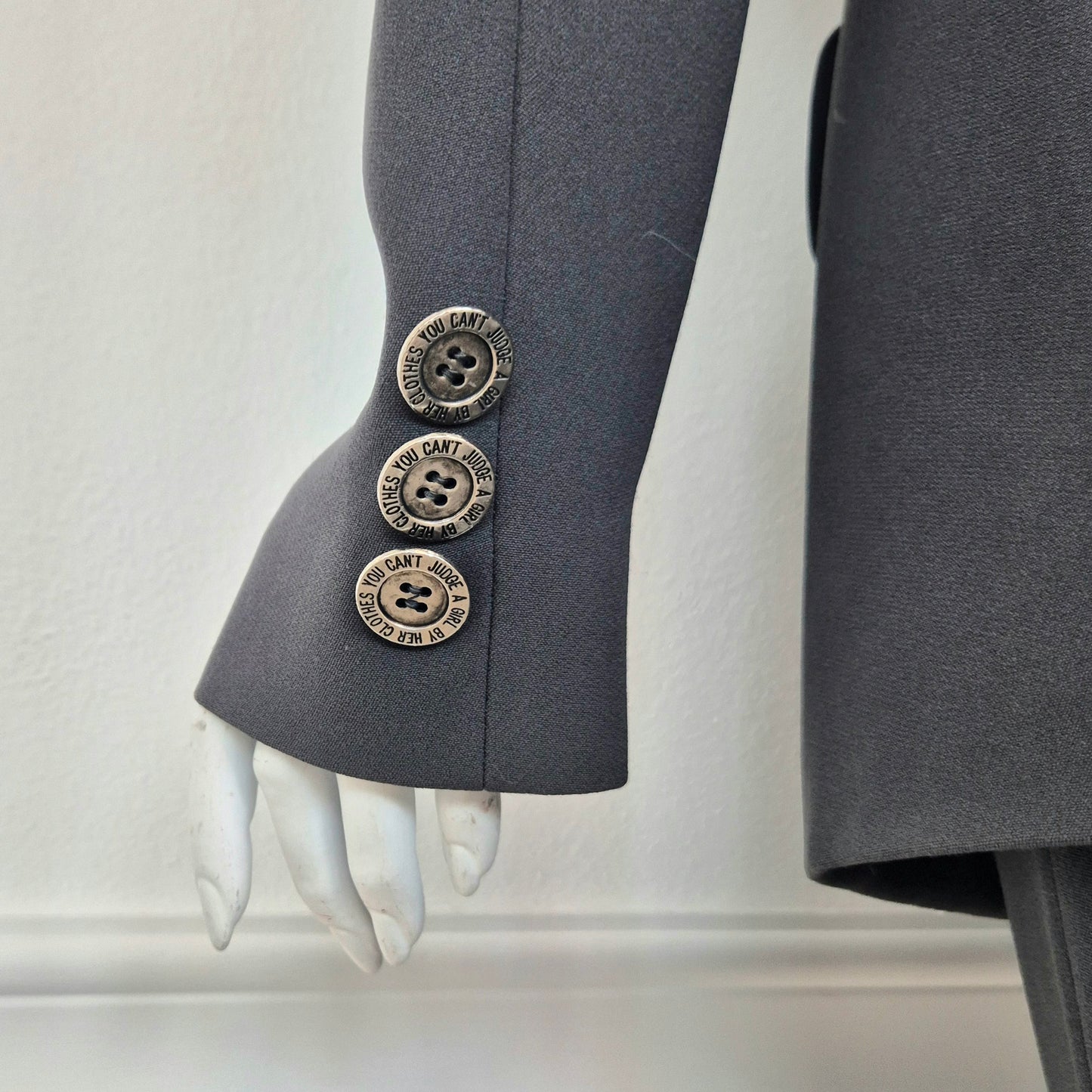 Moschino | Tailleur pantalone "You can't judge a girl by her clothes"