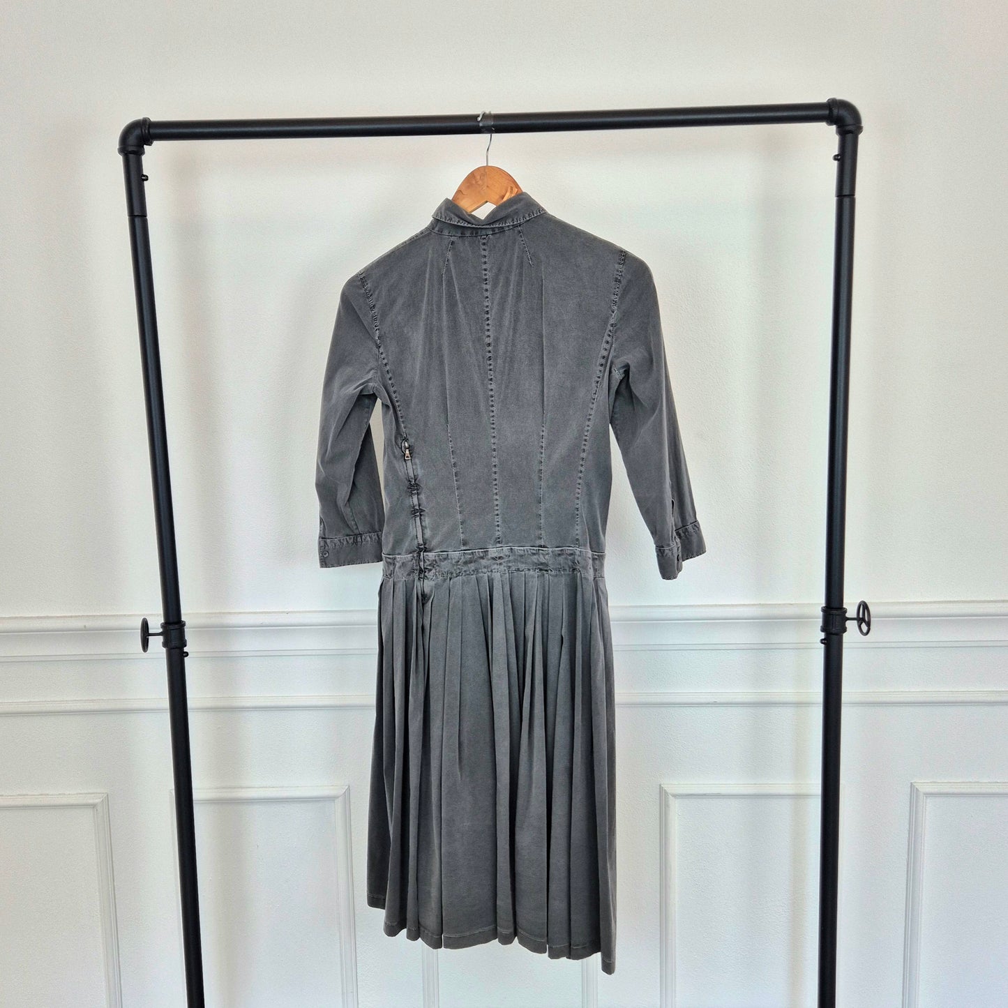 Prada | Abito in cotone grigio con gonna plissettata
