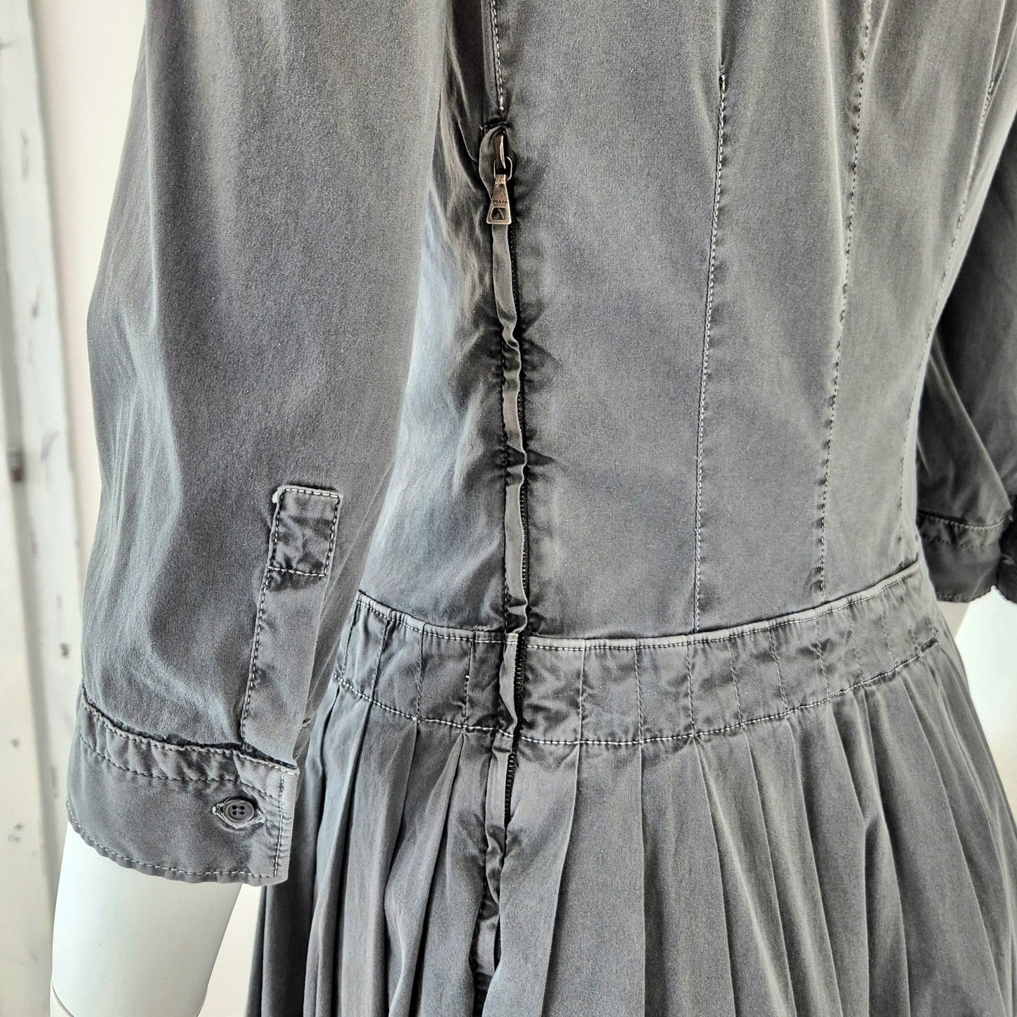Prada | Abito in cotone grigio con gonna plissettata