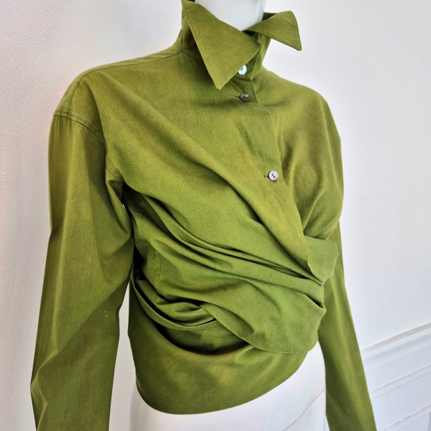 Romeo Gigli | Camicia verde oliva con incrocio e maniche lunghissime 1990