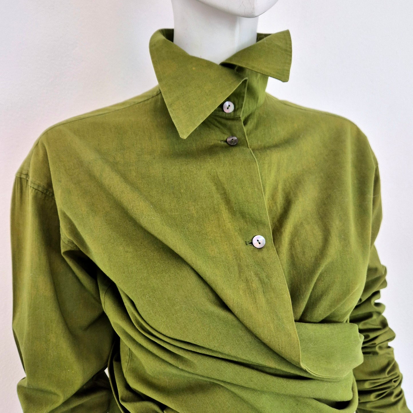 Romeo Gigli | Camicia verde oliva con incrocio e maniche lunghissime 1990