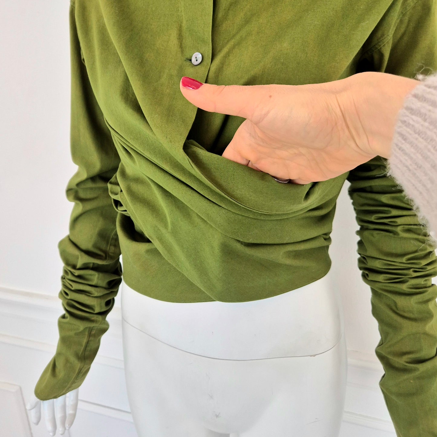 Romeo Gigli | Camicia verde oliva con incrocio e maniche lunghissime 1990
