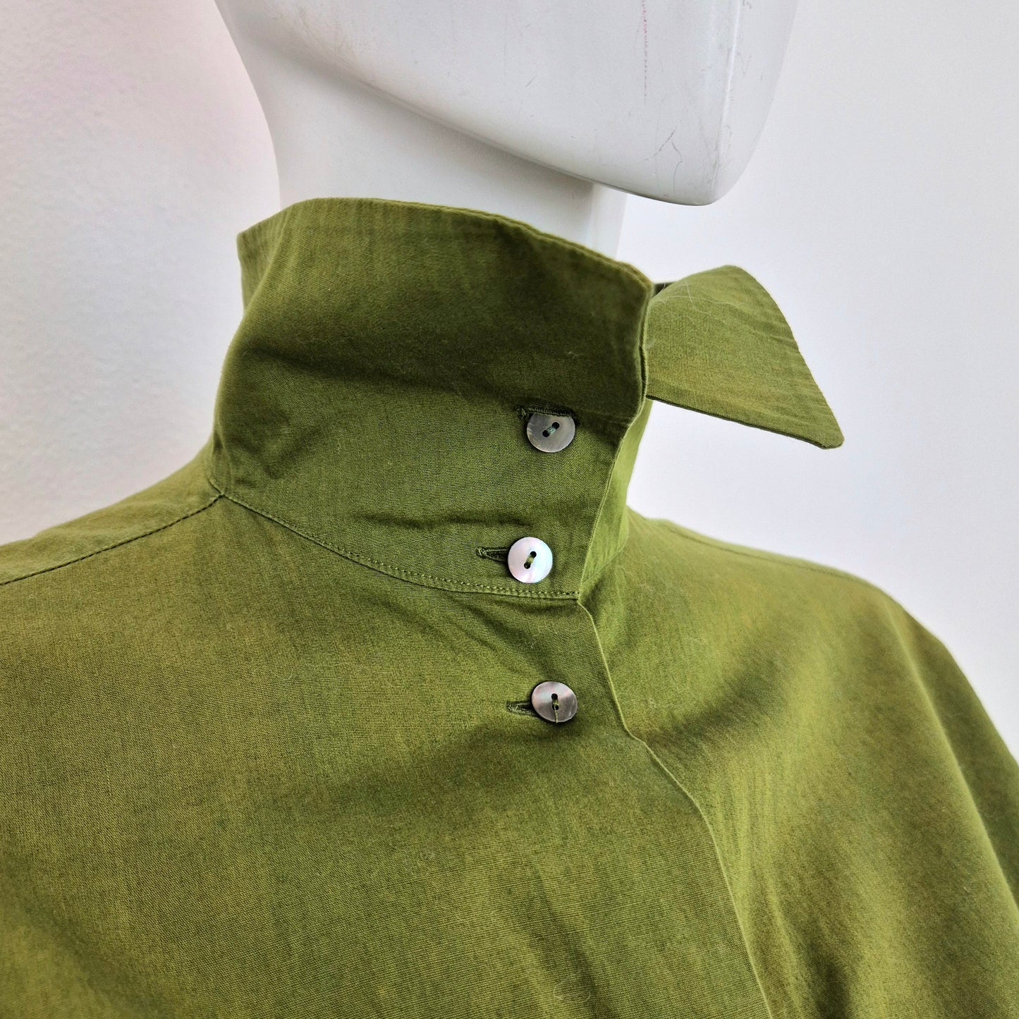 Romeo Gigli | Camicia verde oliva con incrocio e maniche lunghissime 1990