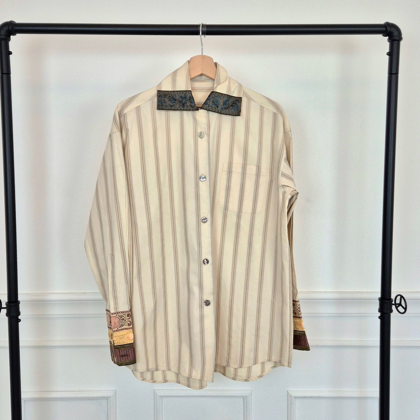 Romeo Gigli | Camicia in cotone rigato con applicazioni su collo e polsi 1994