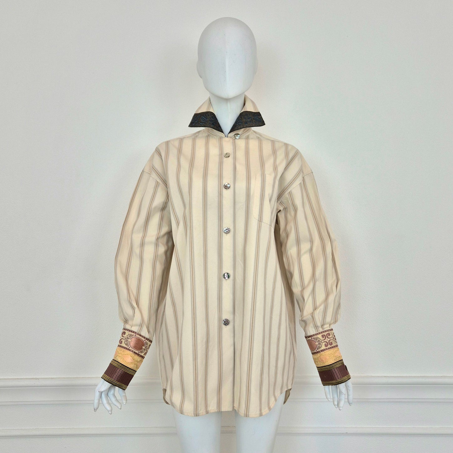 Romeo Gigli | Camicia in cotone rigato con applicazioni su collo e polsi 1994