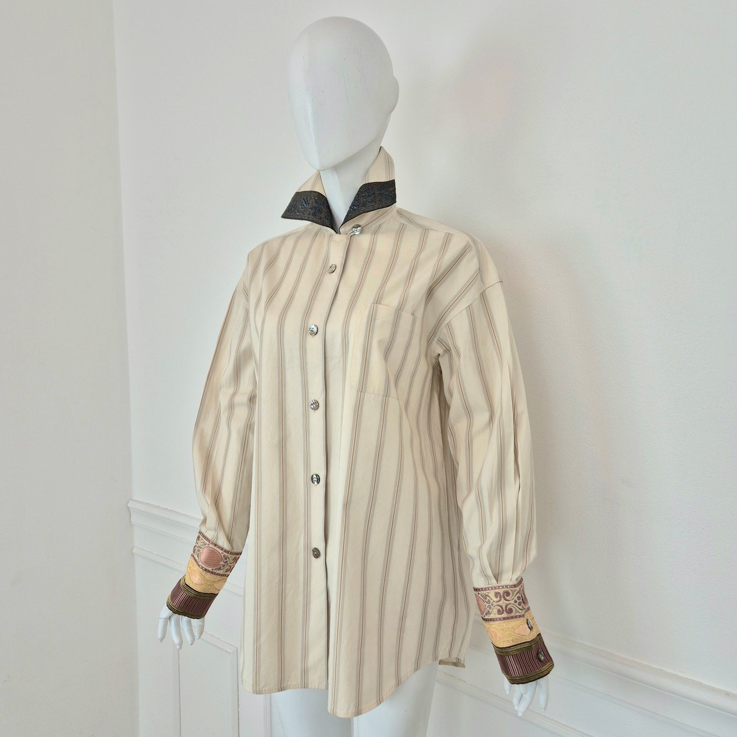 Romeo Gigli | Camicia in cotone rigato con applicazioni su collo e polsi 1994