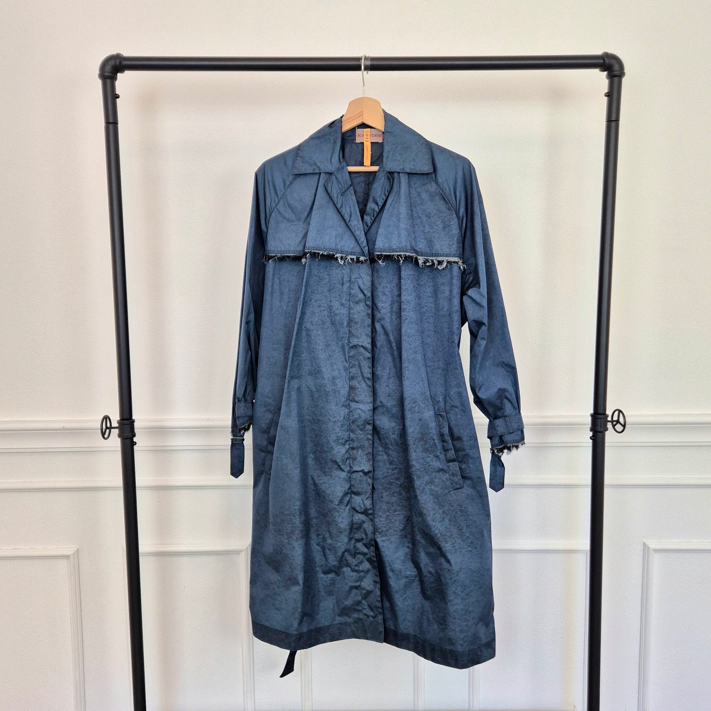 Romeo Gigli | Impermeabile blu con frange sul retro