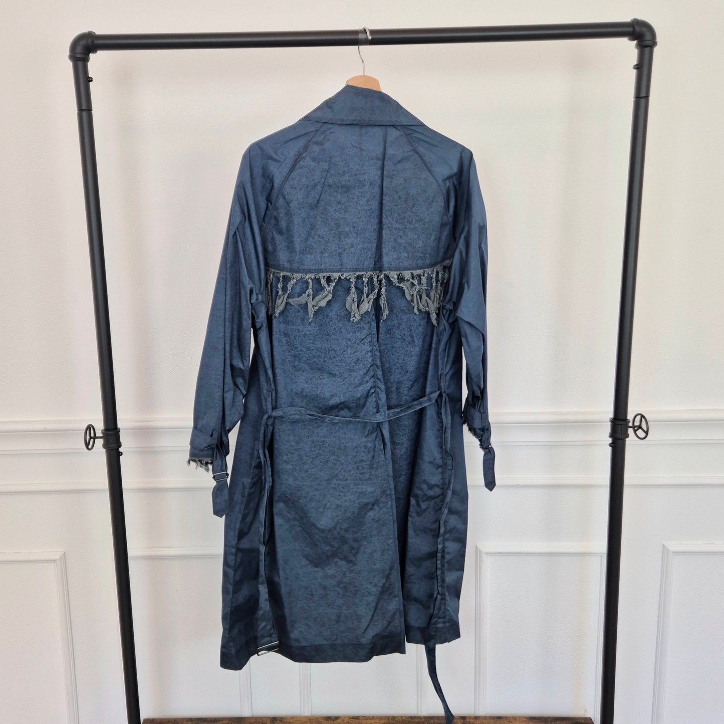 Romeo Gigli | Impermeabile blu con frange sul retro