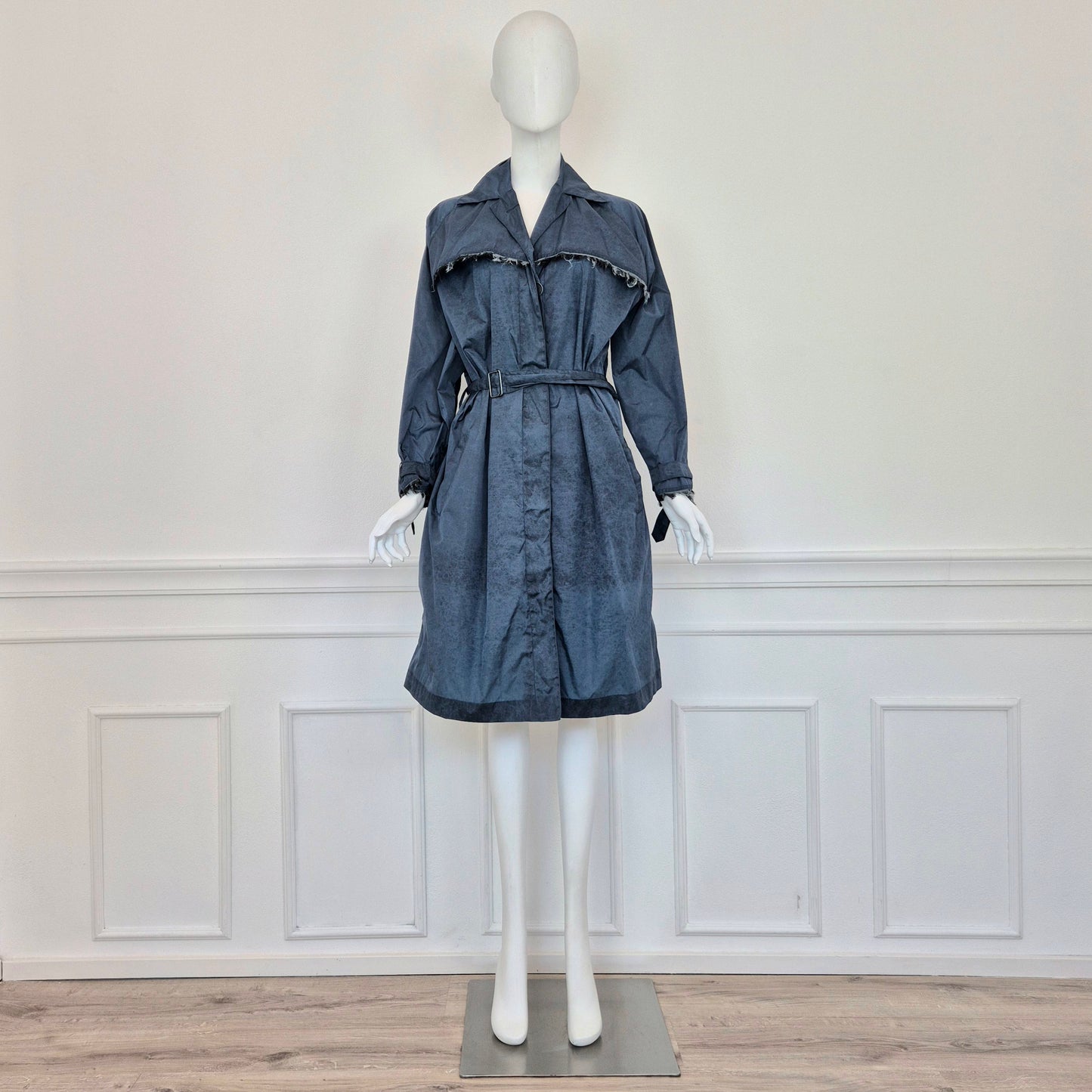 Romeo Gigli | Impermeabile blu con frange sul retro