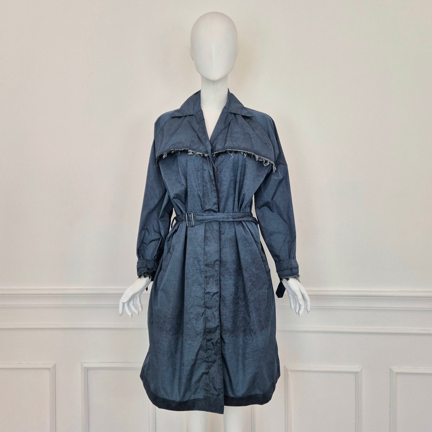 Romeo Gigli | Impermeabile blu con frange sul retro
