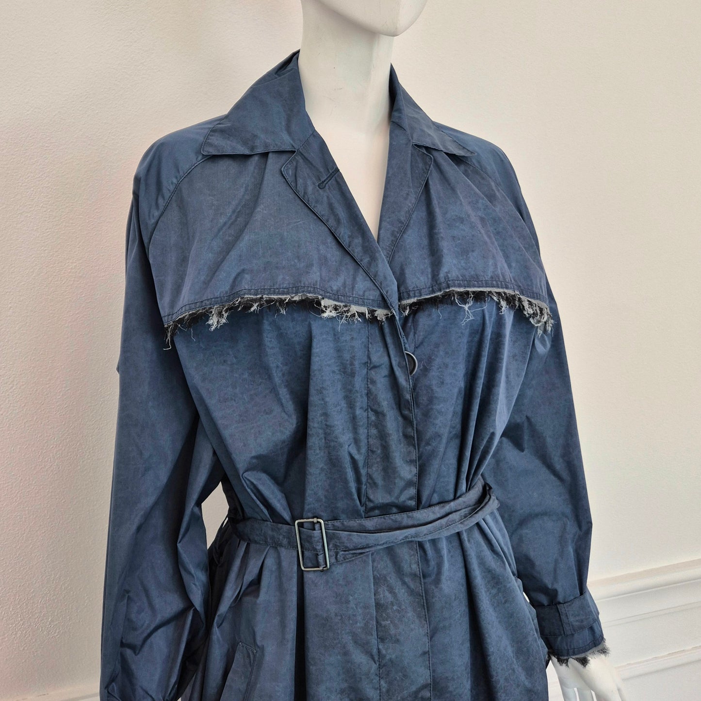 Romeo Gigli | Impermeabile blu con frange sul retro