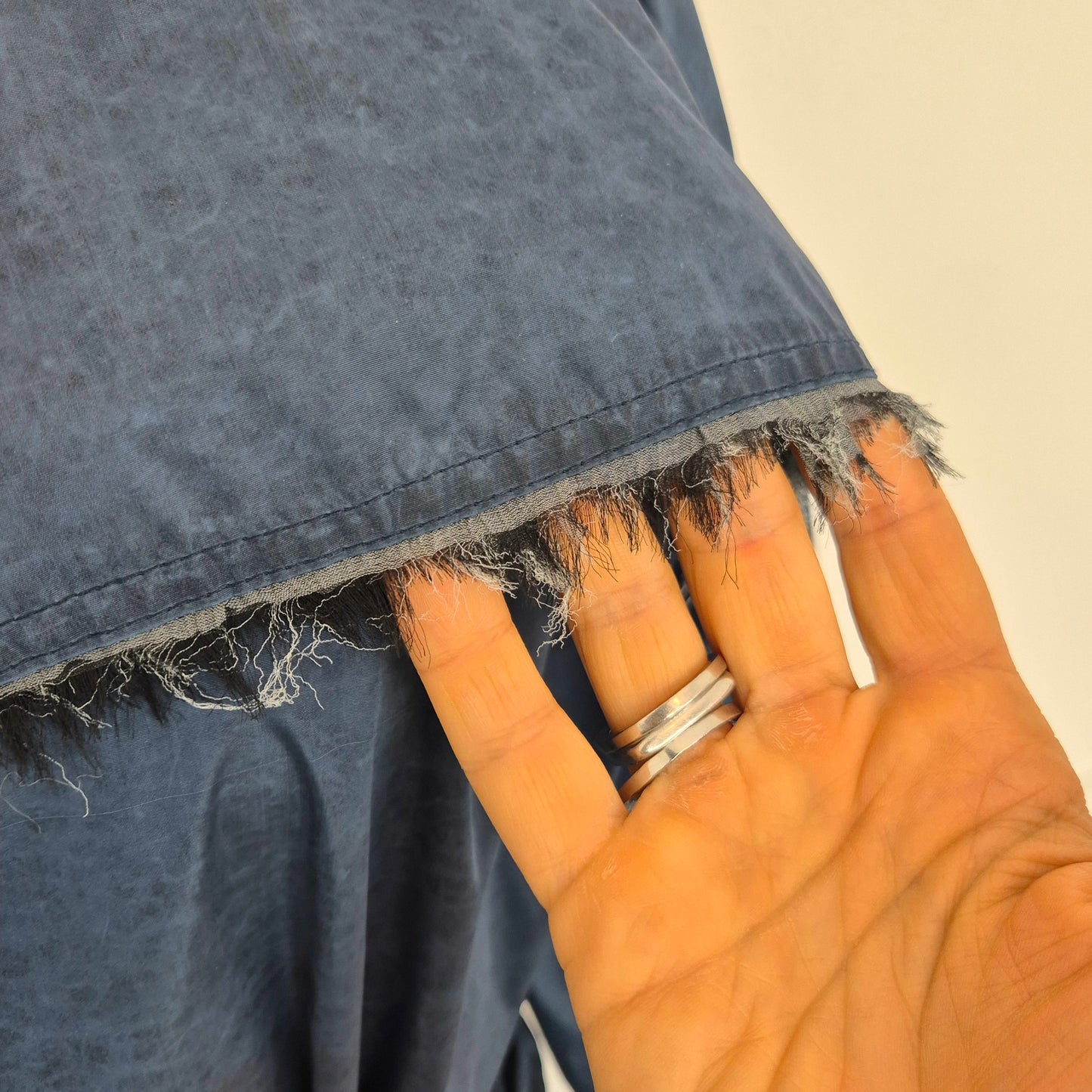 Romeo Gigli | Impermeabile blu con frange sul retro