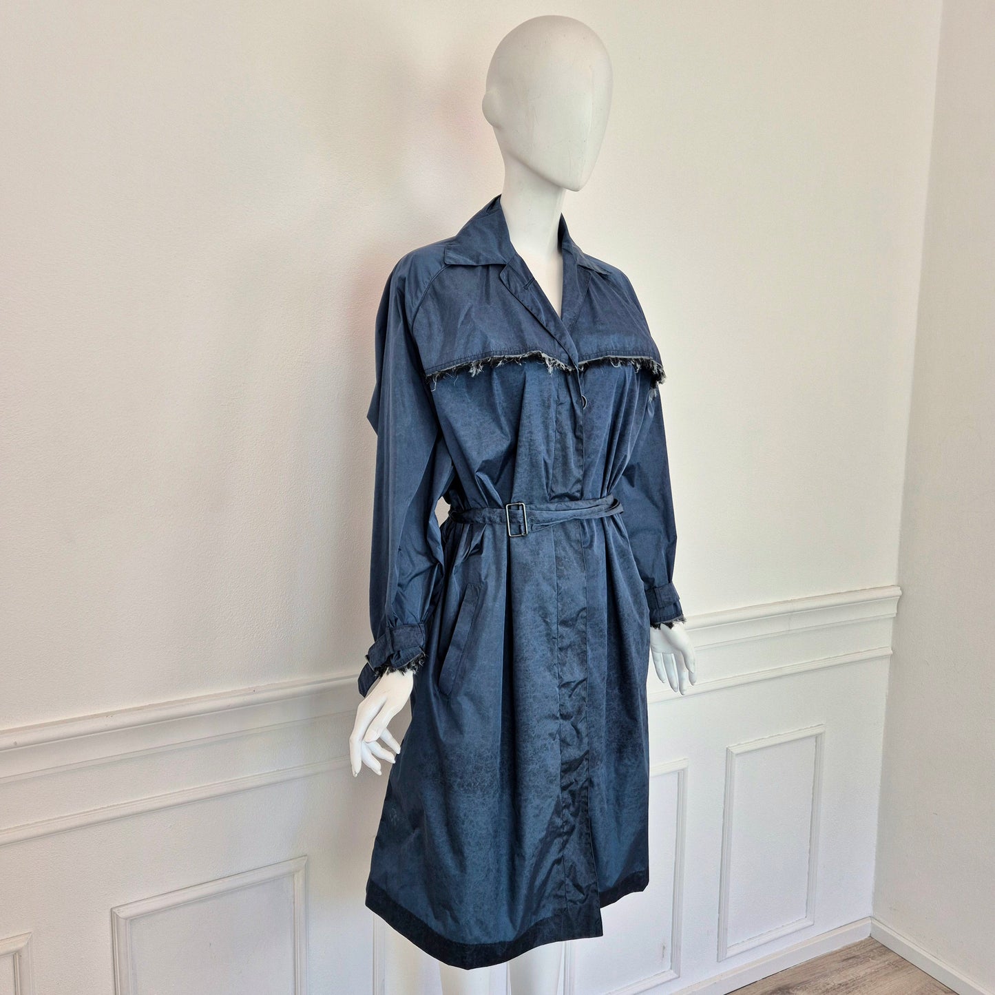 Romeo Gigli | Impermeabile blu con frange sul retro