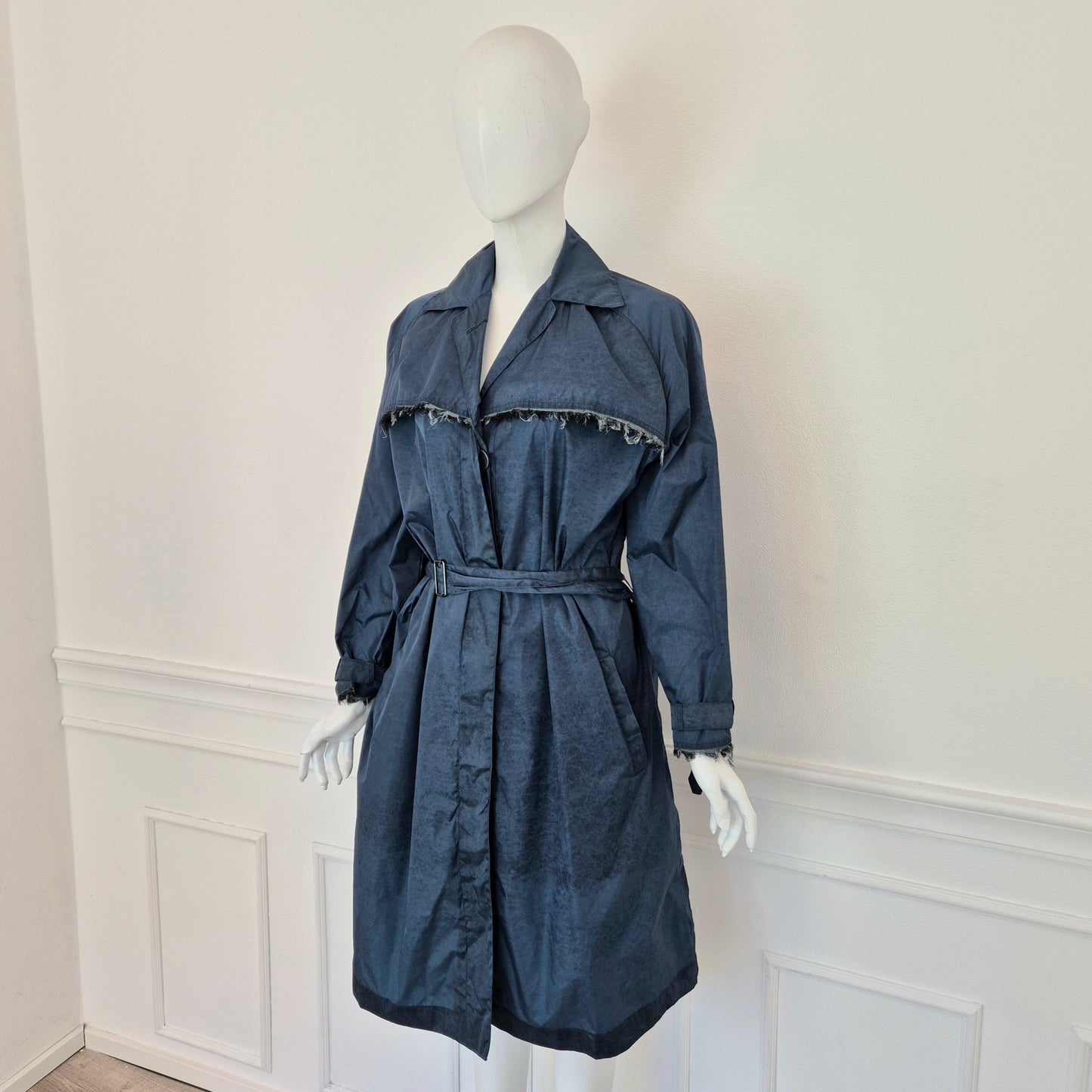 Romeo Gigli | Impermeabile blu con frange sul retro