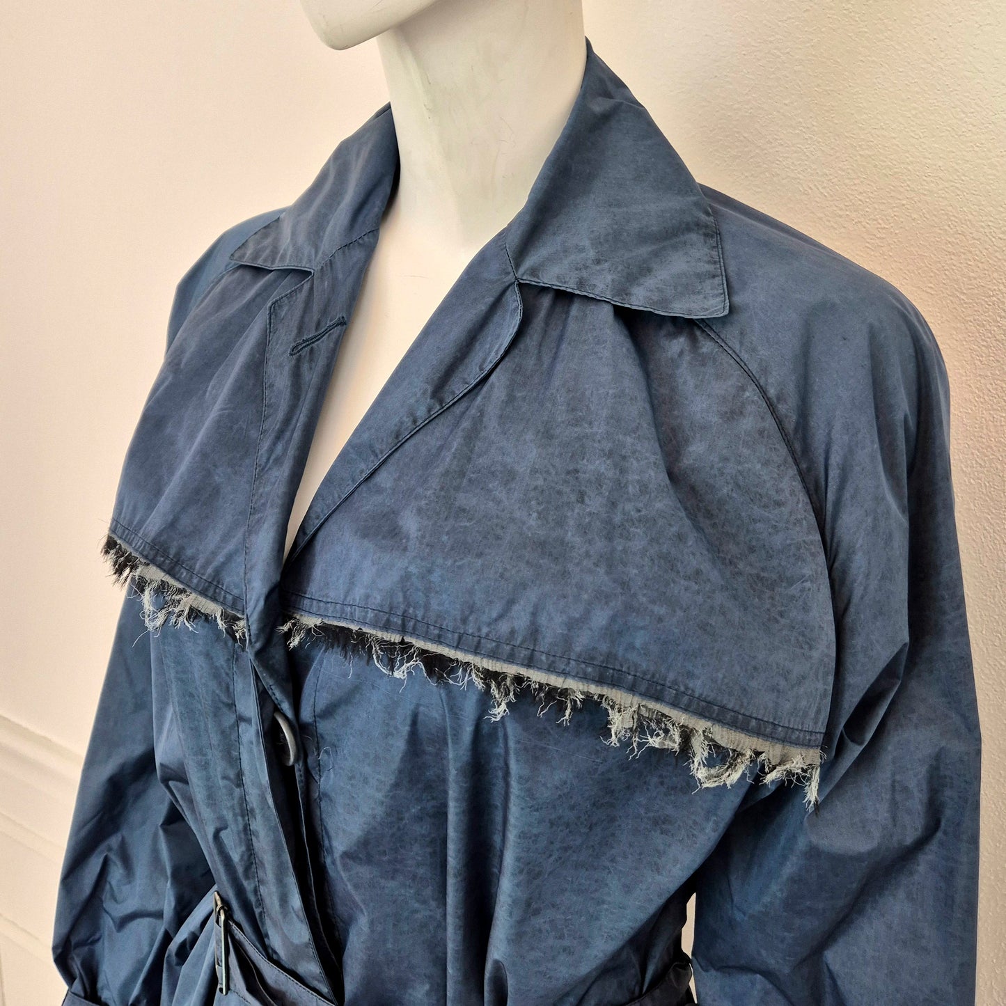 Romeo Gigli | Impermeabile blu con frange sul retro