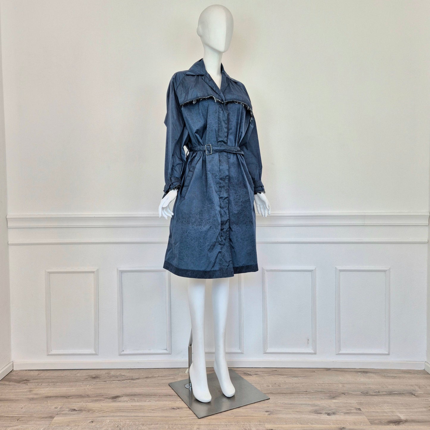 Romeo Gigli | Impermeabile blu con frange sul retro