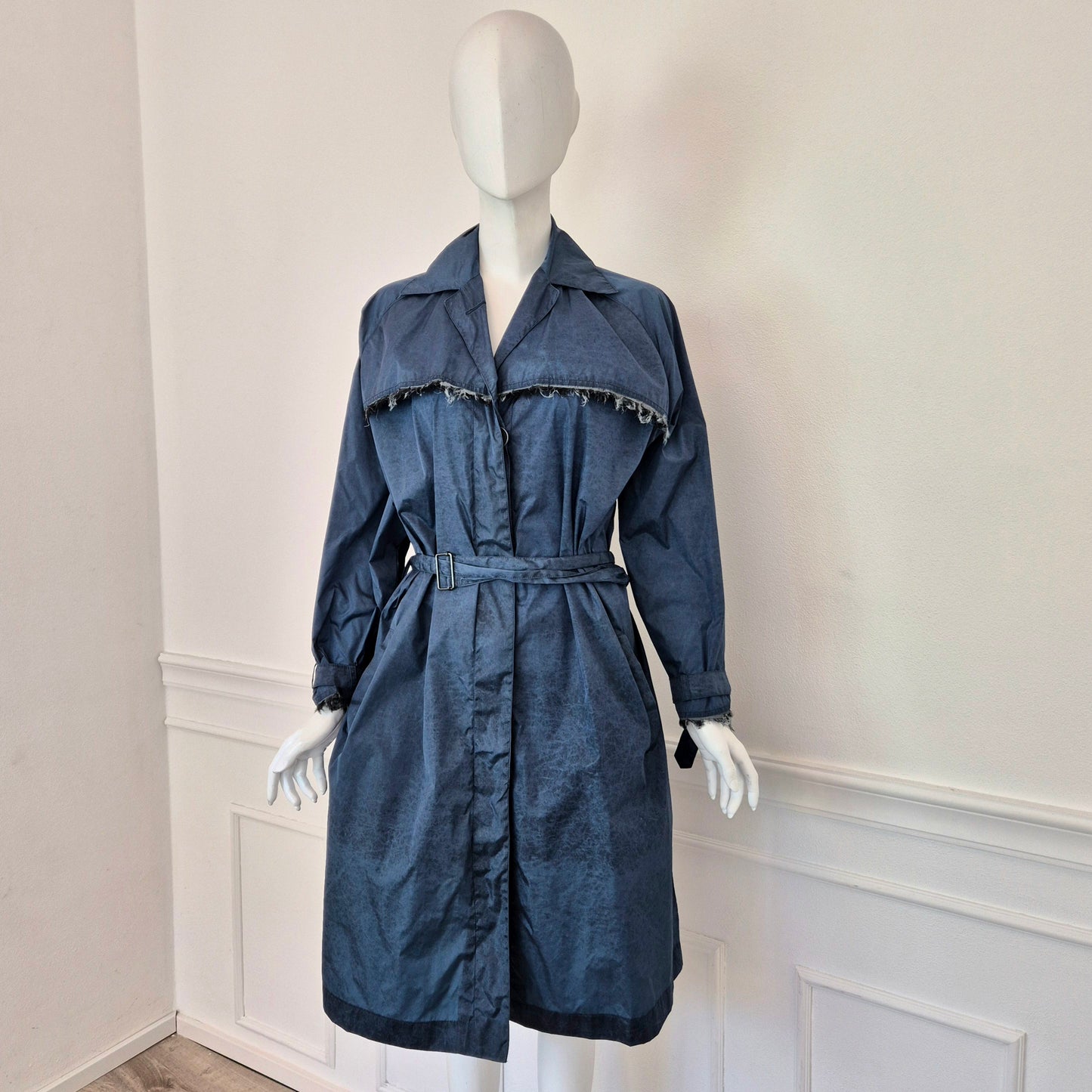 Romeo Gigli | Impermeabile blu con frange sul retro