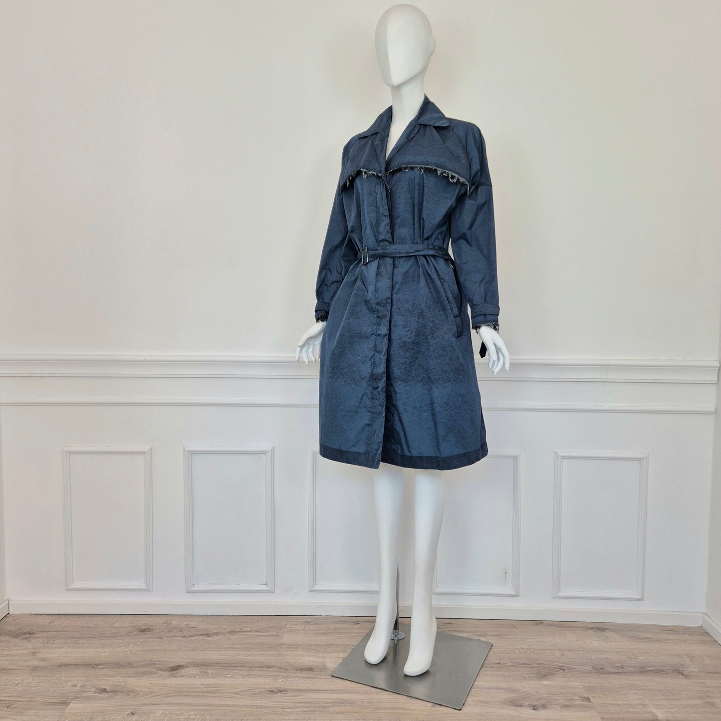 Romeo Gigli | Impermeabile blu con frange sul retro