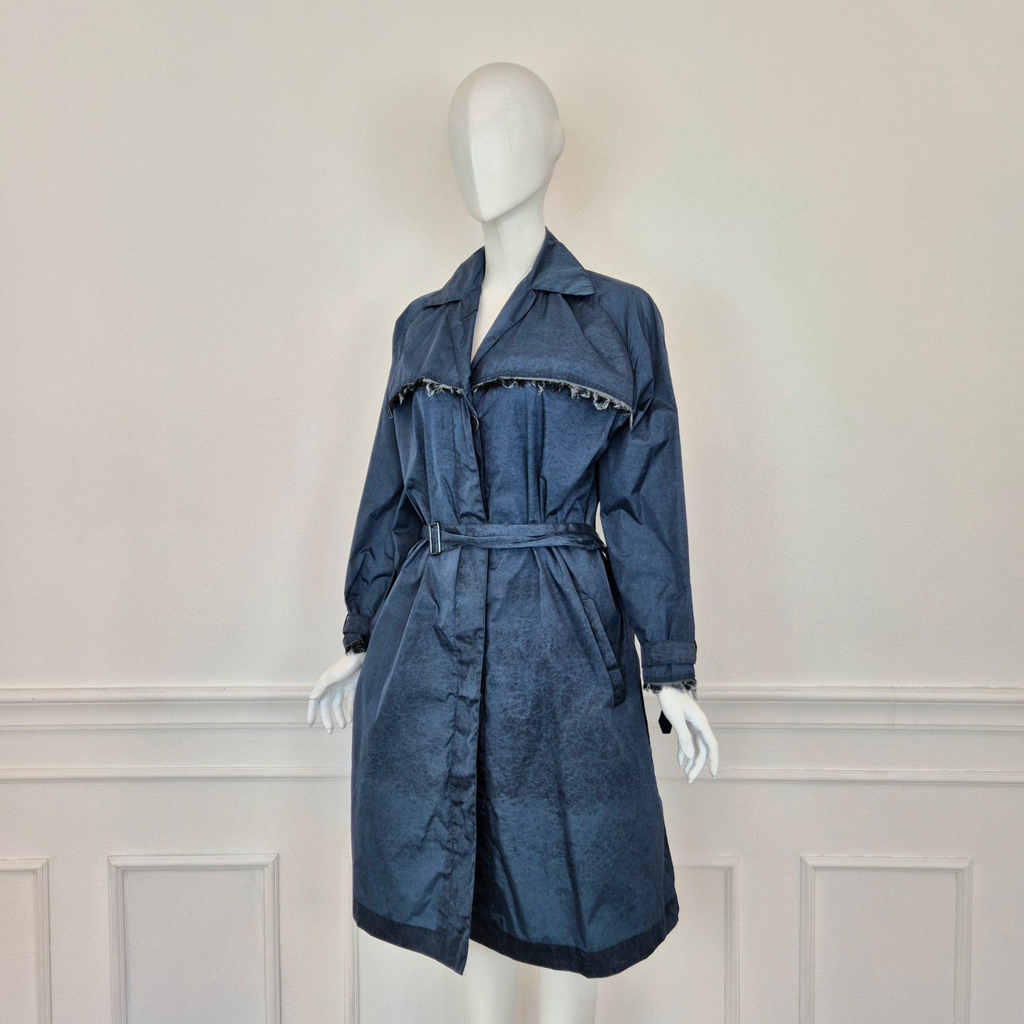 Romeo Gigli | Impermeabile blu con frange sul retro