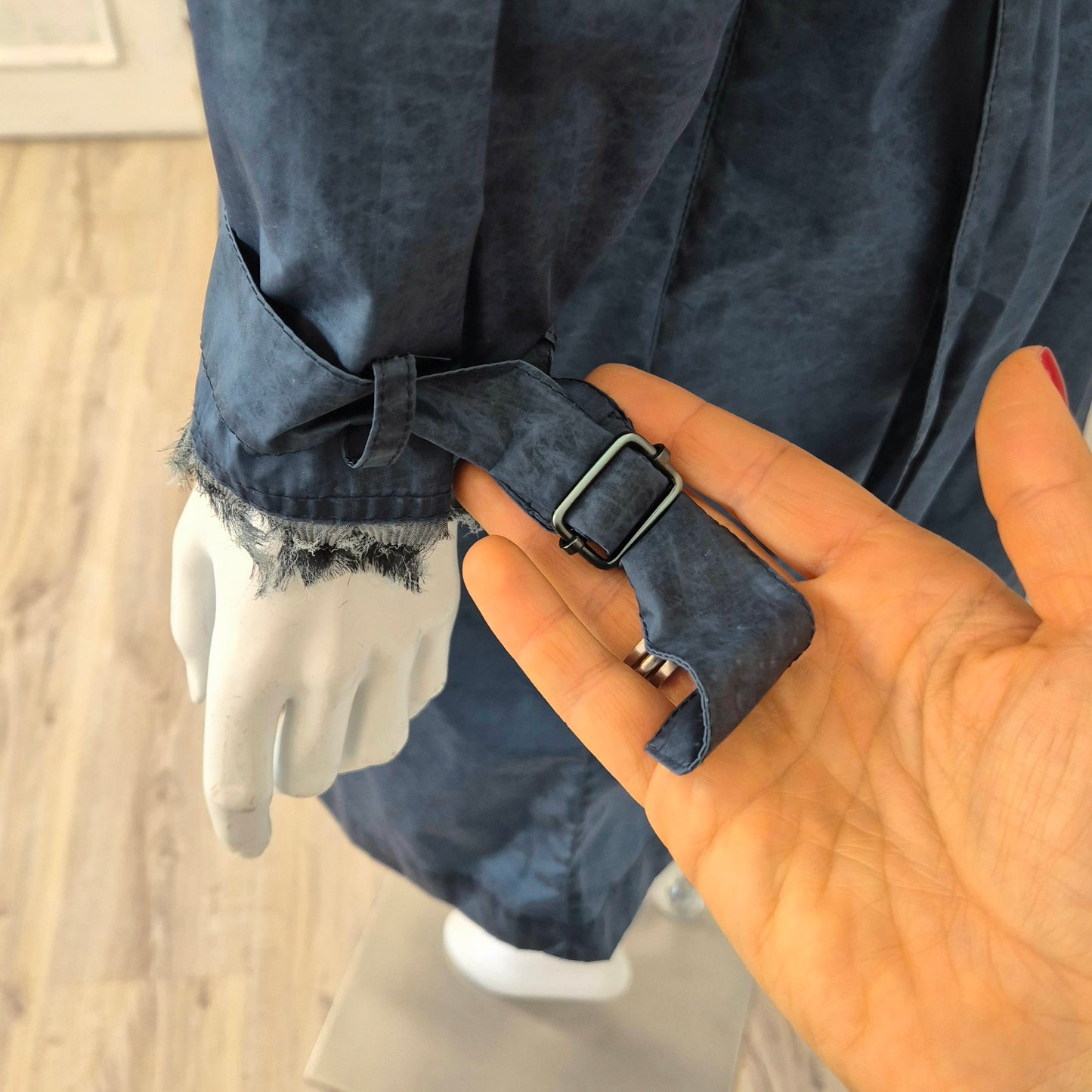 Romeo Gigli | Impermeabile blu con frange sul retro