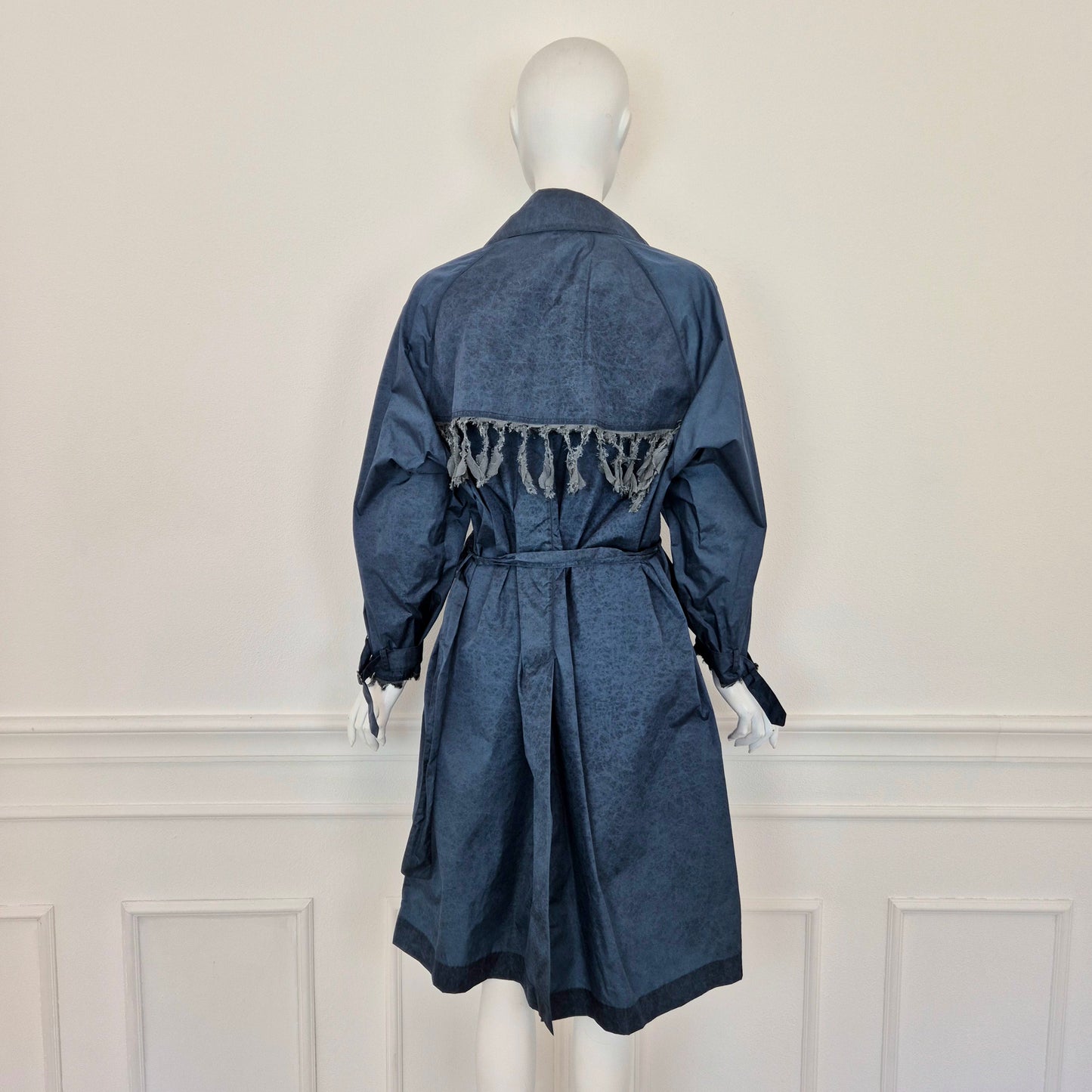 Romeo Gigli | Impermeabile blu con frange sul retro