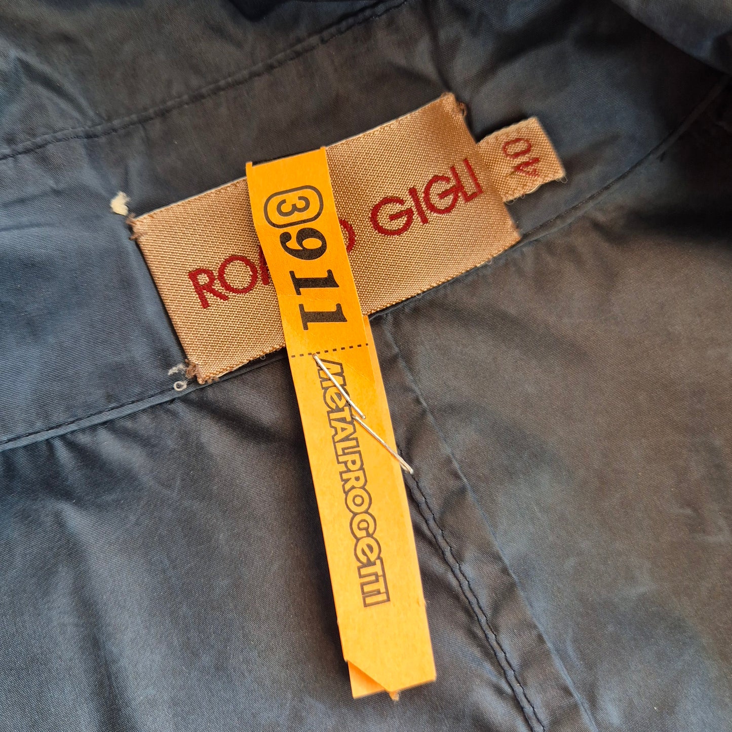 Romeo Gigli | Impermeabile blu con frange sul retro
