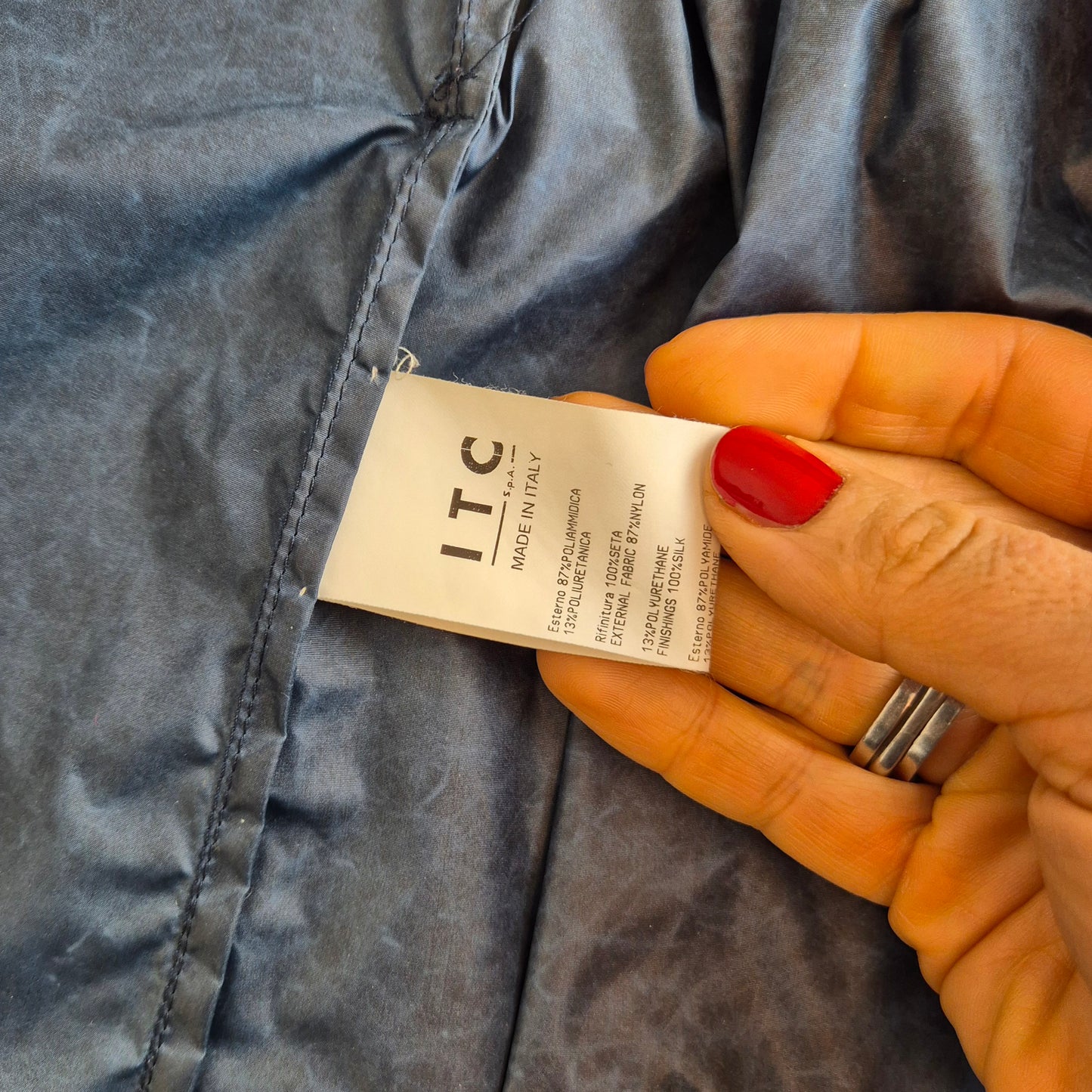 Romeo Gigli | Impermeabile blu con frange sul retro